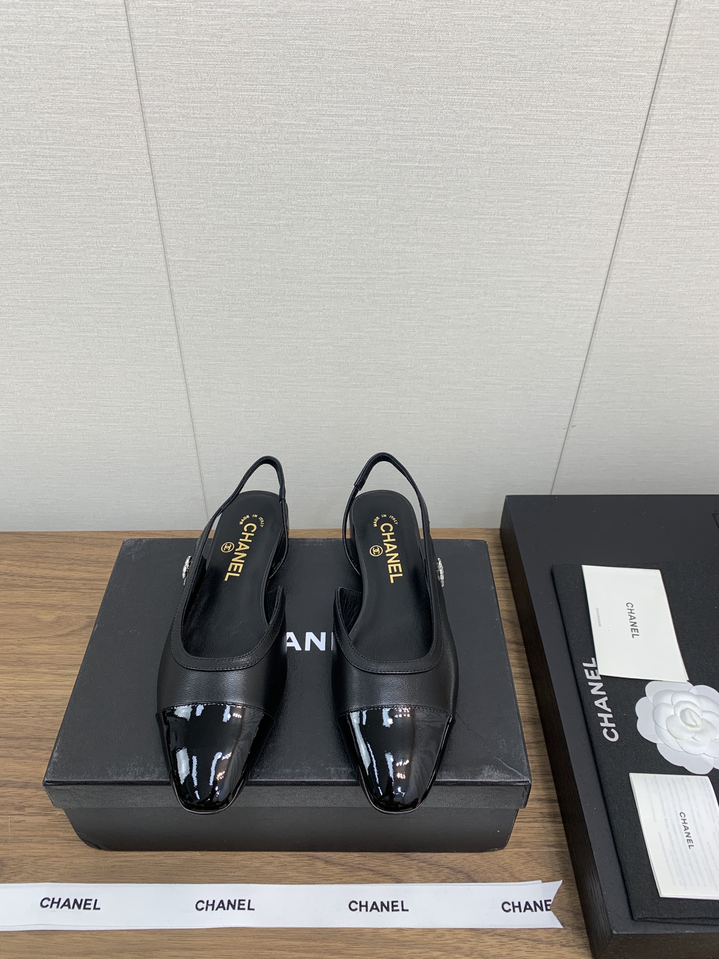 NO:543993,Chanel Chanel 24k new side empty flat sandal series - the counter is snatched up, and the photos are popular on major social platforms. This episode of the show is definitely too handsome, and it is definitely the hottest style of this season. The counter fairies are really too aware of the goods. They don’t stick to their feet and will not scratch their feet. The texture is very soft and comfortable. Classic flower combination, super versatile. Fabric: sheepskin cowhide. Inner: environmentally friendly imported sheepskin inner sole: genuine leather outsole. Heel height: flat sole. 2.5cm. Size 35-41 (40.41 custom made), single-shoe sandals, chanel, chanel, sandals, cowhide, sheepskin, Leather soles19860909香奈儿Chanel 24k 新款侧空平底 凉鞋系列—— 专柜简直疯抢了,各大社交平台热门晒图,这期的走秀款绝对太帅了,绝对是这一季最热门的款式,专柜仙女们真的太识货了,不卡脚也不会磨脚,质感上脚是非常柔软舒服的.经典的花朵搭配,超级百搭 面料:羊皮 牛皮  内里:环保进口羊皮内里 大底:真皮大底 跟高:平底2.5cm 码数35-41（ 40.41定做）,单鞋凉鞋,chanel,chanel,sandals,cowhide,sheepskin,Leather soles,Women's Shoes