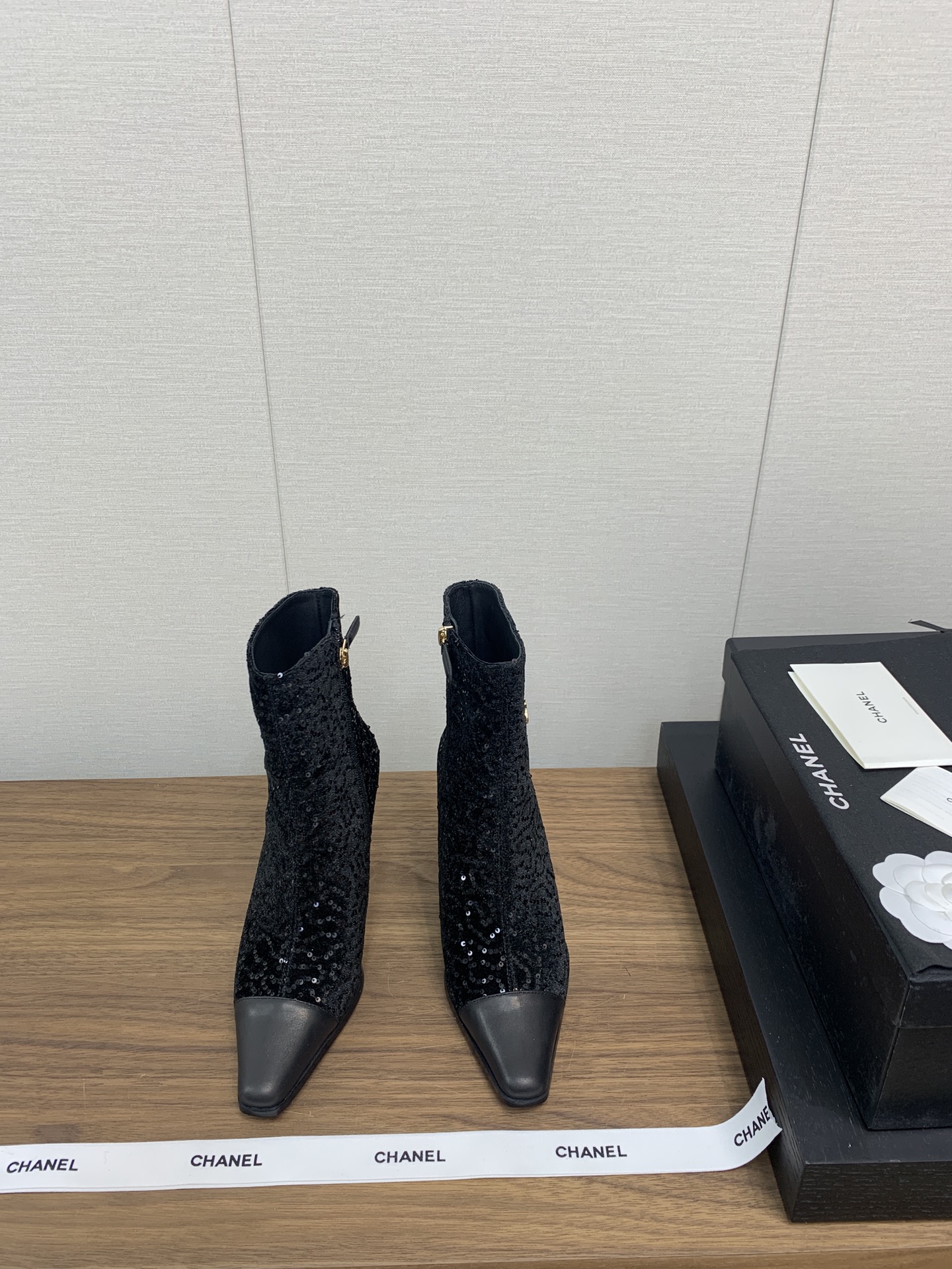 NO:543989,CHANEL Xiaoxiang 24b Autumn and Winter Paris Showcase Short Boots Series… Short Boots Original Purchase 1:1 Development Major Fashion Bloggers have a boot that they wear. The feet are very fashionable and the legs are super good-looking, whatever they match... Original cowhide imported fabric, imported sheepskin inside, large sole Italian leather, heel height 6.5cm, size 35-39 (40/41 custom-made, non-return and exchange), boots, chanel, boots, cowhide, sheepskin, Leather soles19860909CHANEL小香24b 秋冬巴黎走秀款 短靴系列… 短靴 原版购入1:1开发 各大时尚博主都有穿的一款靴子 上脚非常时髦 显腿神器,随便搭配都是超级好看… 面料进口原版牛皮 内里进口羊皮 大底意大利真皮大底 跟高 6.5cm 码数35-39（40/41定制不退换）,靴子,chanel,boots,cowhide,sheepskin,Leather soles,Women's Shoes