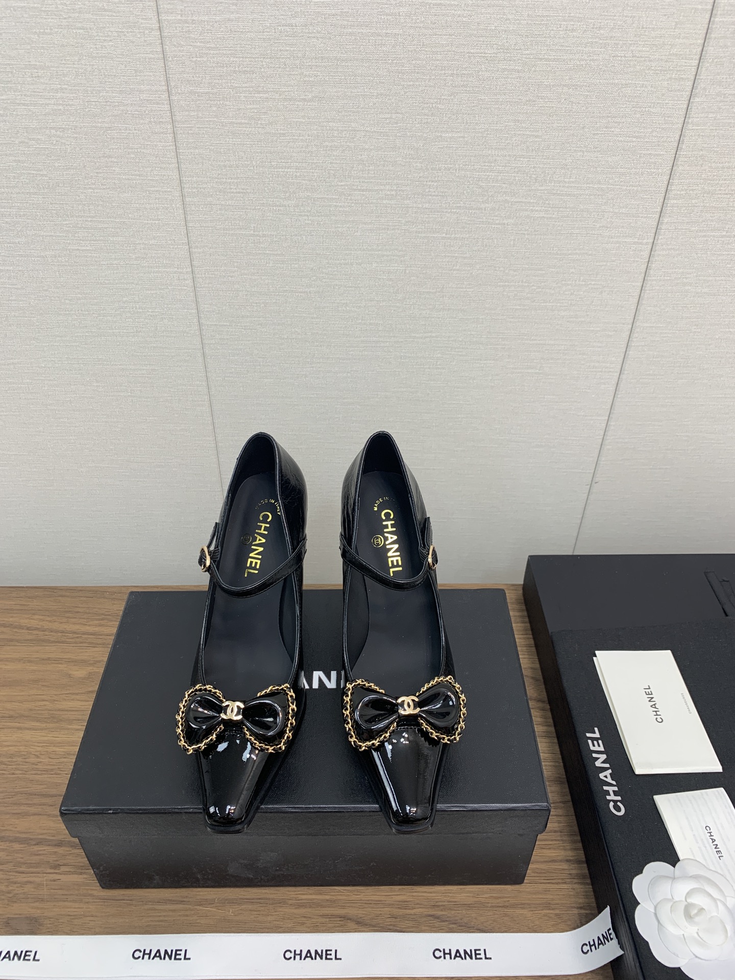 NO:543991,Chanel Xiaoxiang 24k catwalk style high heels autumn style single shoes early autumn series painted pearl heels single shoes super beautiful and high-heeled pair of early autumn high heels, the leather is younger and more fashionable. It is too friendly to girls to wear, and it is a perfect height-enhancing tool! The upper is original custom fabric / calfskin inner sheepskin / outsole original mold opening 11 genuine leather outsole heel height 6.5 cm Size#35-39 (customized for 40/41), high heels single shoes, chanel, high heels, cowhide, sheepskin, Leather soles19860909chanel 小香24 k 走秀款 高跟 秋款 单鞋 初秋系列 烤漆珍珠 跟 单鞋 超级无敌美且增高的一双初秋高跟鞋,皮质更年轻时髦些.上脚对女生太友好,妥妥的增高神器! 鞋面原版定制布面/小牛皮 内里羊皮 / 大底原版开模11真皮大底 跟高6.5厘米约 Size#35-39(40/41订做）,高跟鞋单鞋,chanel,high heels,cowhide,sheepskin,Leather soles,Women's Shoes