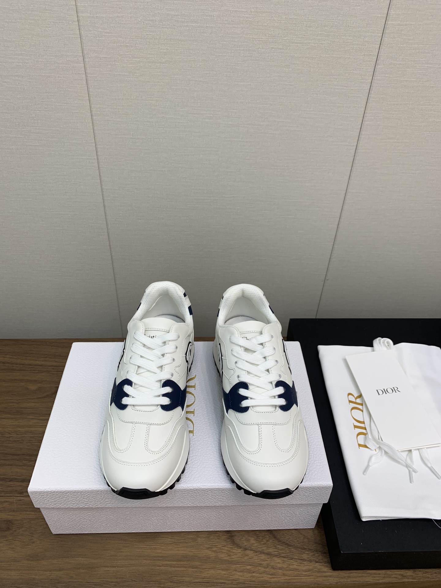 NO:544006,Dior 24fw new arrival~The same style as men and women D family spring and summer new casual sneakers dior Dior This thick-soled sneaker is really loves it~ The rhythm of the legs that you can instantly turn into long legs - match it all year round!  The upper has a strong sense of line, full of youthful and fashionable visual sense. Material original silk cowhide sheepskin, outsole original open mold IP lightweight outsole (non-market rubber sole) size women 35-41, men 39-45/ customized women 41. men 45, casual shoes/sports shoes, dior, dior, dior, sneakers, cowhide, sheepskin19860909Dior 24fw new arrival～男女同款 D家春夏新款休闲运动鞋 dior 迪奥这款厚底运动鞋 真的是太爱了～ 上脚秒变长腿的节奏 －年四季都搭配！ 鞋面线条感很强,青春时髦的视觉感满满的 材料原版丝绸牛皮 羊皮里 大底原版开模IP轻型大底（非市场橡胶底） size女35-41,男39-45/ 定制女41.男45,休闲鞋/运动鞋,dior,dior,dior,sneakers,cowhide,sheepskin,Women's Shoes