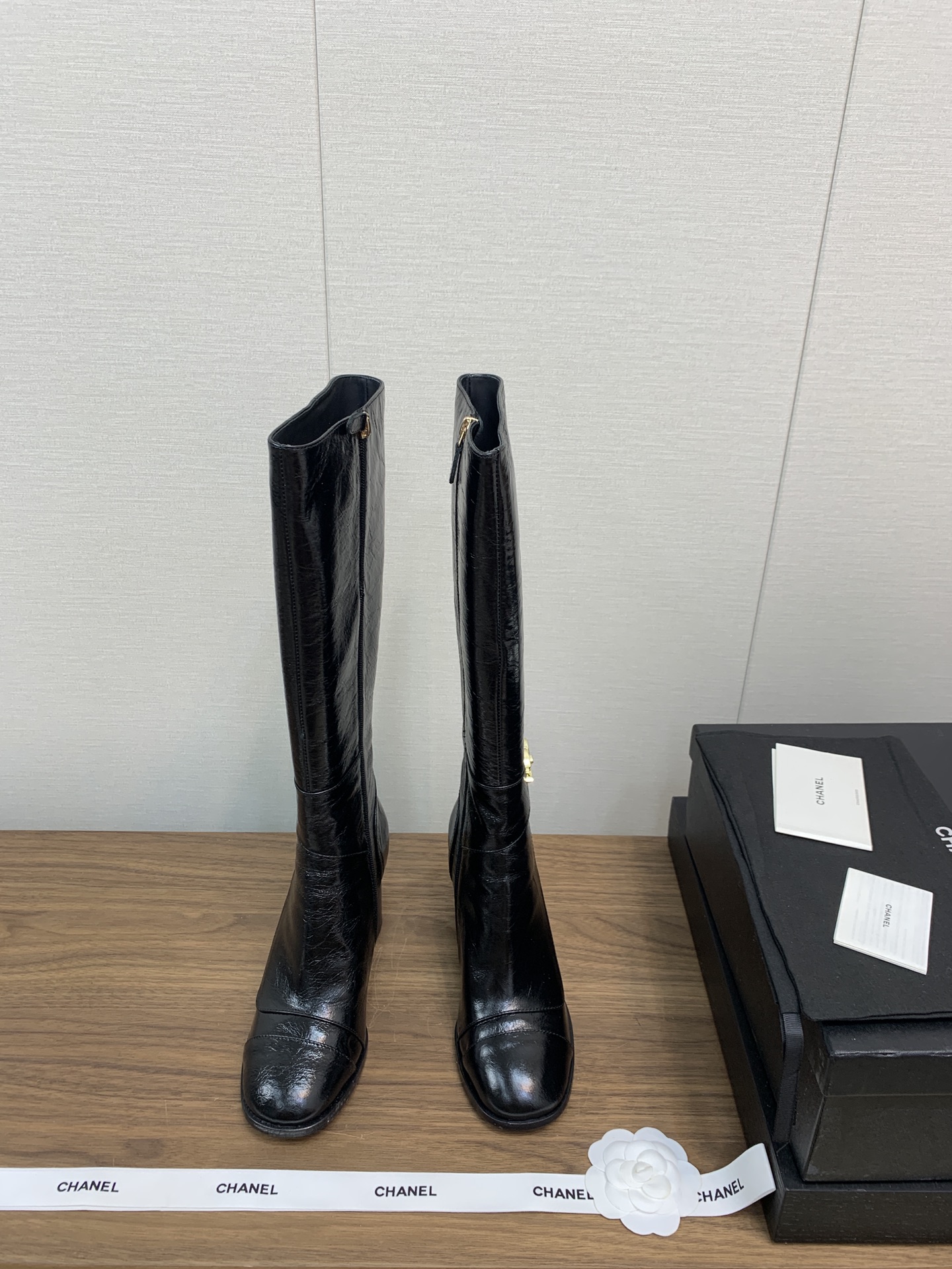 NO:544000,[Top version] Chanel Chanel's new autumn and winter lace-up catwalk boots!  Three-dimensional and full diamond grid, classic elements of small fragrance; combined with the original hardware lace buckle customized with open mold, the sole has a certain thickness, and the height-enhancing effect is also good, giving the overall vision a more handsome and exquisite!  Created with top imported water-dyed Napa calfskin, delicate patterns and excellent texture!  The inner water dyes sheepskin!  The sole is the original TPU outsole with a mold opening!  size35-39 (40 customization), boots, chanel, chanel, boots, cowhide, sheepskin19860909【顶级版本】Chanel香奈儿 秋冬新品系带爆款走秀长靴！ 立体饱满的菱格,小香经典元素；配搭开模定制的原版五金鞋带扣,鞋底有一定的厚度,增高效果也不错,让整体视觉多了一份帅气和精致！ 顶级进口水染纳帕小牛皮打造,纹路细腻,质感超赞！内里水染羊皮！鞋底是原版开模TPU大底！ size35-39（40定制）,靴子,chanel,chanel,boots,cowhide,sheepskin,Women's Shoes