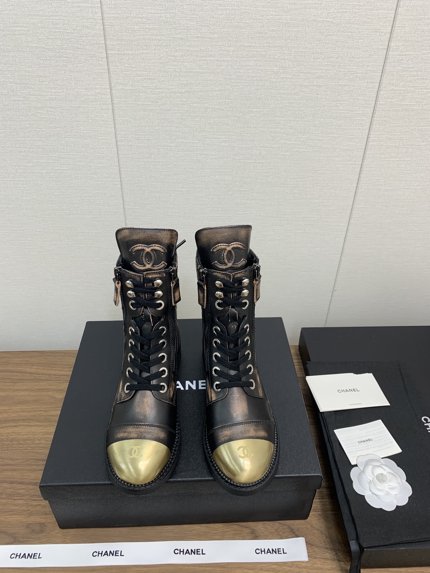 NO:543994,Chanel Autumn and Winter Series Martin Boots Top Version Chanel Autumn and Winter Heavy Industry Boots Gradient Aging Classic Electric Embroidery Diamond Elements and Chain Elements are intertwined, full of details!  Xiaohongshu is highly recommended, and it looks good no matter how you match it. It is a must-have for fashionable things. Chanel's loves simple but irresistible combinations show unique styles of dressing, free mixing and matching, and keeps up with the fashionable pace of Grandma Shixiang!  !  !  Exquisite details enlarge the original mold opening hardware buckle. The top version purchase level is created. ★ The upper is made of original mixed-bred sheepskin cowhide, sheepskin inner lining, sheepskin footrest, original mold opening anti-slip leather edge strip sole. Original leather thickened sole. Size 35-40 (40 custom made without return and exchange) with full packaging, boots, chanel, chanel, boots, cowhide, sheepskin19860909Chanel 秋冬系列马丁短靴 顶级版本 香奈儿秋冬重工爆款短靴渐变做旧 经典电绣菱格元素和链条元素交织,细节满满！ 小红书力推款,怎么搭配都好看,时髦精必备,香奈儿女士钟爱简约又难以抗拒系搭配展现与众不同的穿搭风格、自由混搭闪耀到位跟紧香奶奶时尚步伐！！！精致细节放大看原版开模五金扣 顶级版本代购级别打造★鞋面采用原版混种羊皮牛皮,羊皮内里,羊皮垫脚,原版开模防滑真皮沿条大底. 原版真皮加厚大底. 码数35-40（40定制不退换）配全套包装,靴子,chanel,chanel,boots,cowhide,sheepskin,Women's Shoes