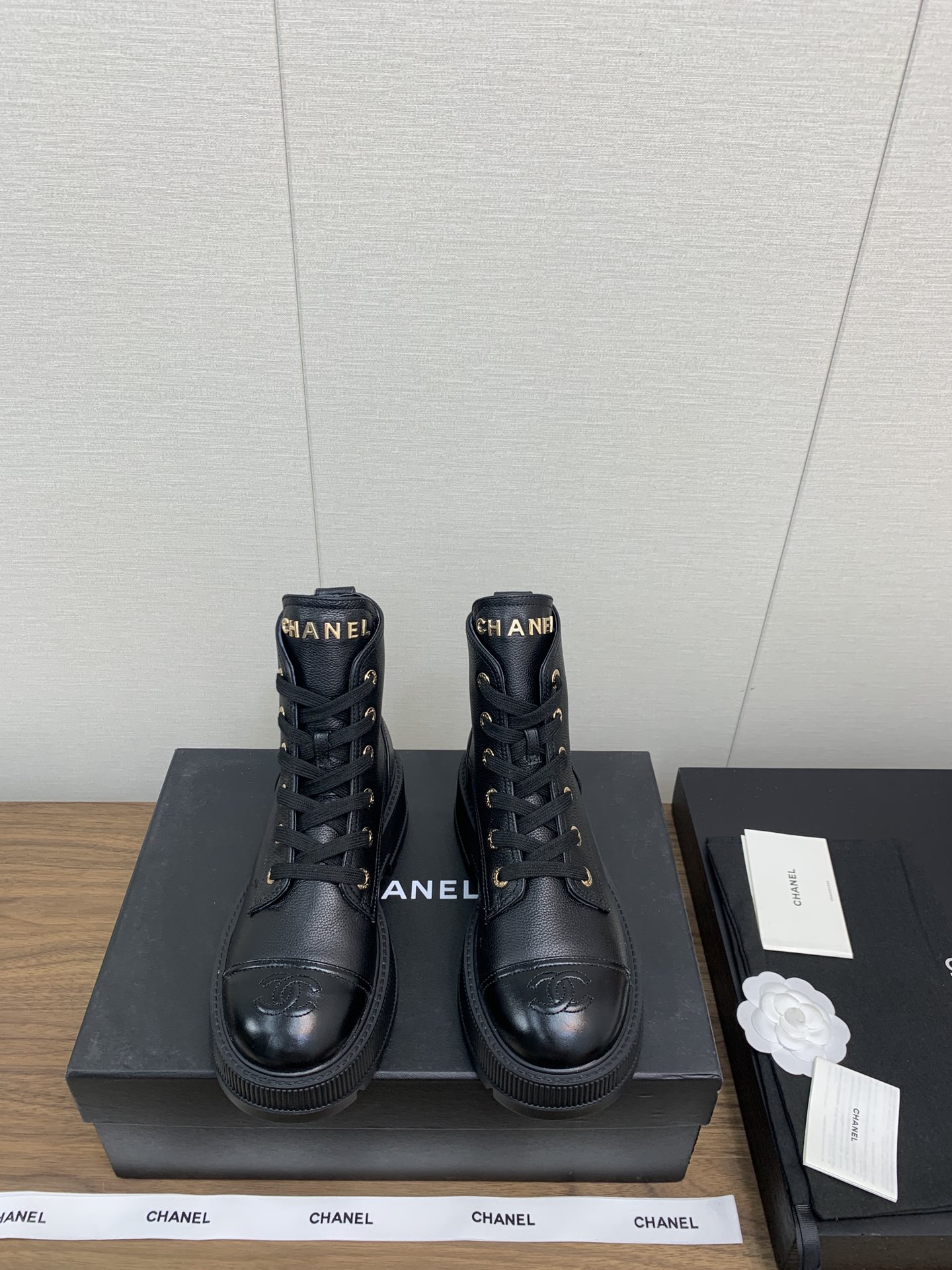 NO:462547,Chanel 24 Autumn and Winter Boots Martin Boots Top Version Classic Color Blocking Perfect Match!  It is really unique and is the biggest highlight of this shoe. It is eye-catching but not exaggerated. It is super cool everyday. It is super versatile no matter whether it is paired with pants, sweatshirts or skirts. It looks good no matter how you wear it. The more you look at it, the more you like it! Original cowhide upper, mixed-bred sheepskin, hardware original mold button, large sole original mold opening sole size 35-40 Heel height 4cm, boots, chanel, chanel, boots, hoodie, sweatshirts, skirts, cowhide, sheepskin19860909Chanel香奈儿 24 秋冬短靴 马丁靴 顶级版本  经典拼色完美搭配！ 真的超级有个性,是这款鞋子最大的亮点,醒目而不浮夸的设计,超日常超酷,无论搭配裤子卫衣或裙子都超级百搭,怎么穿都好看,越看越喜欢! 鞋面原版牛皮 内里混种羊皮 五金原版开模扣子 大底原版开模大底 码数35-40 跟高4cm,靴子,chanel,chanel,boots,hoodie,sweatshirts,skirts,cowhide,sheepskin,Women's Shoes