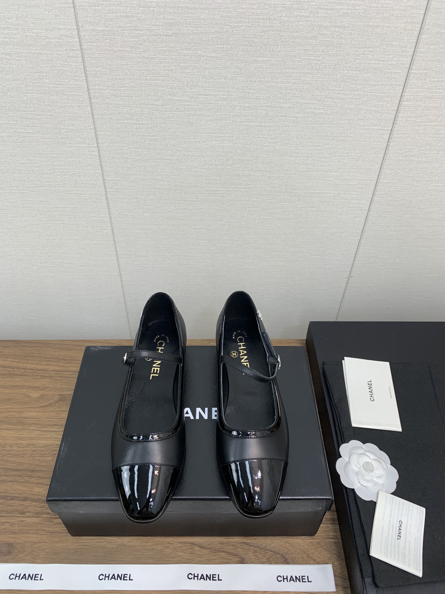 NO:164861,Chanel 24k new Mary Jane single shoe series - flat ballet slippers. The counter is simply snatched up. Photos from major social platforms are popular. This episode of the show is definitely too handsome and is definitely the hottest style of this season. The counter fairies are really too aware of the goods. They don’t stick to their feet and will not scratch their feet. The texture is very soft and comfortable. Classic logo electric embroidery, flower matching, super versatile Fabric: imported cowhide sheepskin, cow patent leather Inner: environmentally friendly imported sheepskin inner sole: genuine leather outsole Heel height: 2.5cm Size 35-41 (customized for 40.41), Mary Jane, chanel, mary jane, cowhide, sheepskin, Leather soles19860909Chanel 24k 新款 玛丽珍 单鞋系列——  平底芭蕾便鞋 专柜简直疯抢了,各大社交平台热门晒图,这期的走秀款绝对太帅了,绝对是这一季最热门的款式,专柜仙女们真的太识货了,不卡脚也不会磨脚,质感上脚是非常柔软舒服的.经典的logo电绣 花朵搭配,超级百搭 面料:进口牛皮羊皮 牛漆皮 内里:环保进口羊皮内里 大底:真皮大底 跟高:2.5cm 码数35-41（ 40.41定做）,玛丽珍,chanel,mary jane,cowhide,sheepskin,Leather soles,Women's Shoes