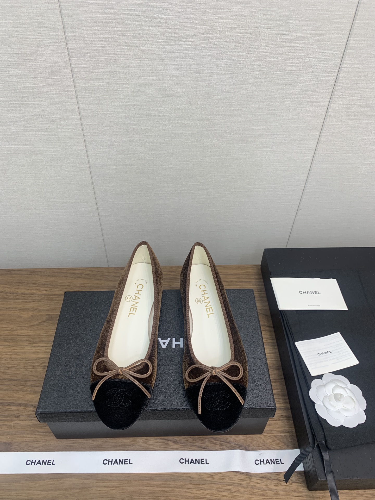 NO:543996,Chanel24p Ballet Shoes ~ Top version Original version 1:1 cut Chanel Chanel's 100-year classic bow round-toed ballet shoes. Not many good quality. Really, no pressure to enter and exit the counter at will. Regardless of last shape, leather selection, and manufacturing technology, they are genuine craftsmanship, very exquisite. Fabric imported mixed-bred sheepskin from Italy, imported sheepskin from the inner lining (sweat absorbing soft) Sole Italian special A-grade genuine leather sole (non-market ordinary thin sole) size35-41, 40.41.42 customized, ballet shoes, chanel, chanel, sheepskin19860909Chanel24p 芭蕾舞单鞋～ 顶级版本 原版1:1切割而成 Chanel香奈儿万年经典蝴蝶结 圆头芭蕾舞鞋 好品质不多 真正做到随便进出专柜无压力 无论楦型、皮料选择、制造工艺都是正品工艺,十分考究. 面料意大利进口混种羊皮 内里进口绵羊皮（吸汗柔软） 鞋底意大利特A级真皮底（非市场普通薄底） size35-41,40.41.42定做,芭蕾舞鞋,chanel,chanel,sheepskin,Women's Shoes