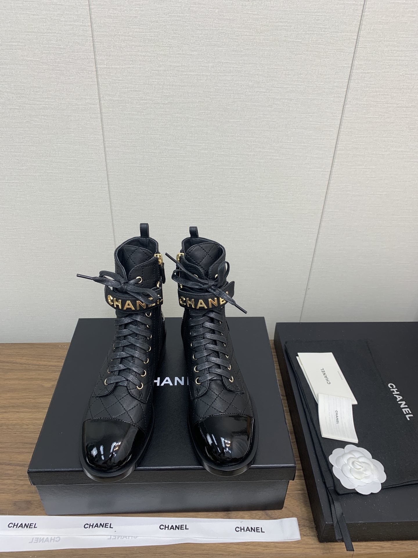 NO:462555,Chanel Autumn and Winter Series Martin Boots Top Version Chanel Autumn and Winter Heavy Industry Boots Classic Electric Embroidery Diamond Elements and Chain Elements are intertwined, full of details!  Xiaohongshu is highly recommended, and it looks good no matter how you match it. It is a must-have for fashionable things. Chanel's loves simple but irresistible combinations show unique styles of dressing, free mixing and matching, and keeps up with the fashionable pace of Grandma Shixiang!  !  !  Exquisite details enlarge the original mold opening hardware buckle. The top version purchase level is created. ★ The upper is made of original mixed-bred sheepskin cowhide, sheepskin inner lining, sheepskin footrest, original mold opening anti-slip leather edge strip sole. Original leather thickened sole. Size 35-40 (40 custom made without return and exchange) with full packaging, boots, chanel, chanel, boots, cowhide, sheepskin19860909Chanel 秋冬系列马丁短靴 顶级版本 香奈儿秋冬重工爆款短靴 经典电绣菱格元素和链条元素交织,细节满满！ 小红书力推款,怎么搭配都好看,时髦精必备,香奈儿女士钟爱简约又难以抗拒系搭配展现与众不同的穿搭风格、自由混搭闪耀到位跟紧香奶奶时尚步伐！！！精致细节放大看原版开模五金扣 顶级版本代购级别打造★鞋面采用原版混种羊皮牛皮,羊皮内里,羊皮垫脚,原版开模防滑真皮沿条大底. 原版真皮加厚大底. 码数35-40（40定制不退换）配全套包装,靴子,chanel,chanel,boots,cowhide,sheepskin,Women's Shoes