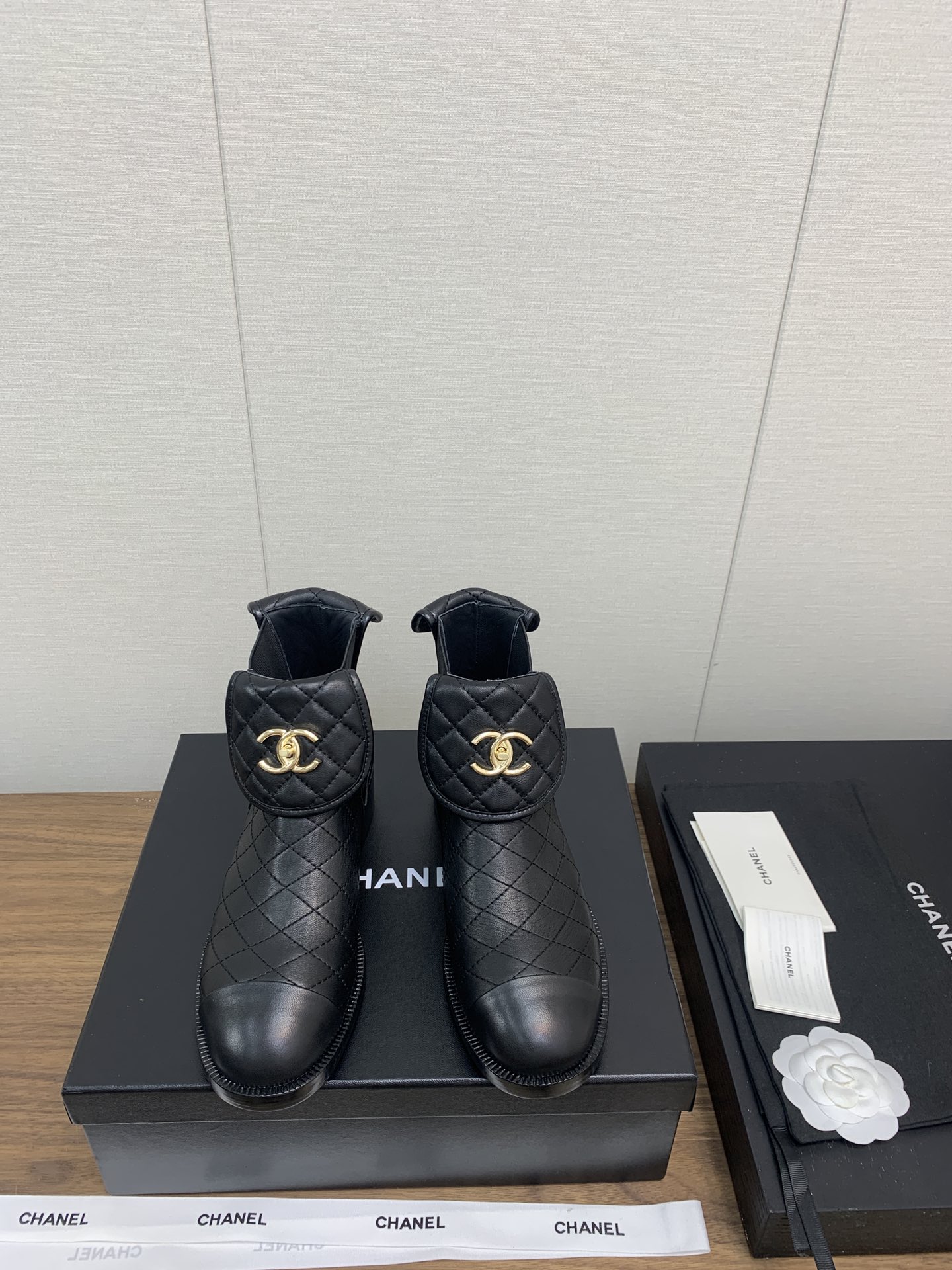 NO:543992,Chanel 23k new autumn and winter schoolbag buckle short boots!  The round and chubby shoe shape looks cute. This season's popular element is round shoes. Many fashion bloggers have bought gold items on the street. Original custom-made uppers, grid electric embroidery, original imported sheepskin from Italy. Mixed sheepskin lining for feet. Original molded hardware logo. Heavy gold molded TPU outsole. Heel height 4.5cm. Size 35-40 (customized for 40, 41), boots, chanel, boots, sheepskin.19860909Chanel 23k秋冬新款书包扣短靴！ 圆胖圆胖鞋型,感觉萌萌的,这一季的流行元素圆圆鞋子,众多时尚博主街拍金品 鞋面原版定制 夌格电绣 意大利原版进口羊皮 垫脚混种羊皮内里 原版开模五金logo 重金开模TPU大底 跟高4.5cm 码数35-40（40,41订制）,靴子,chanel,boots,sheepskin,Women's Shoes