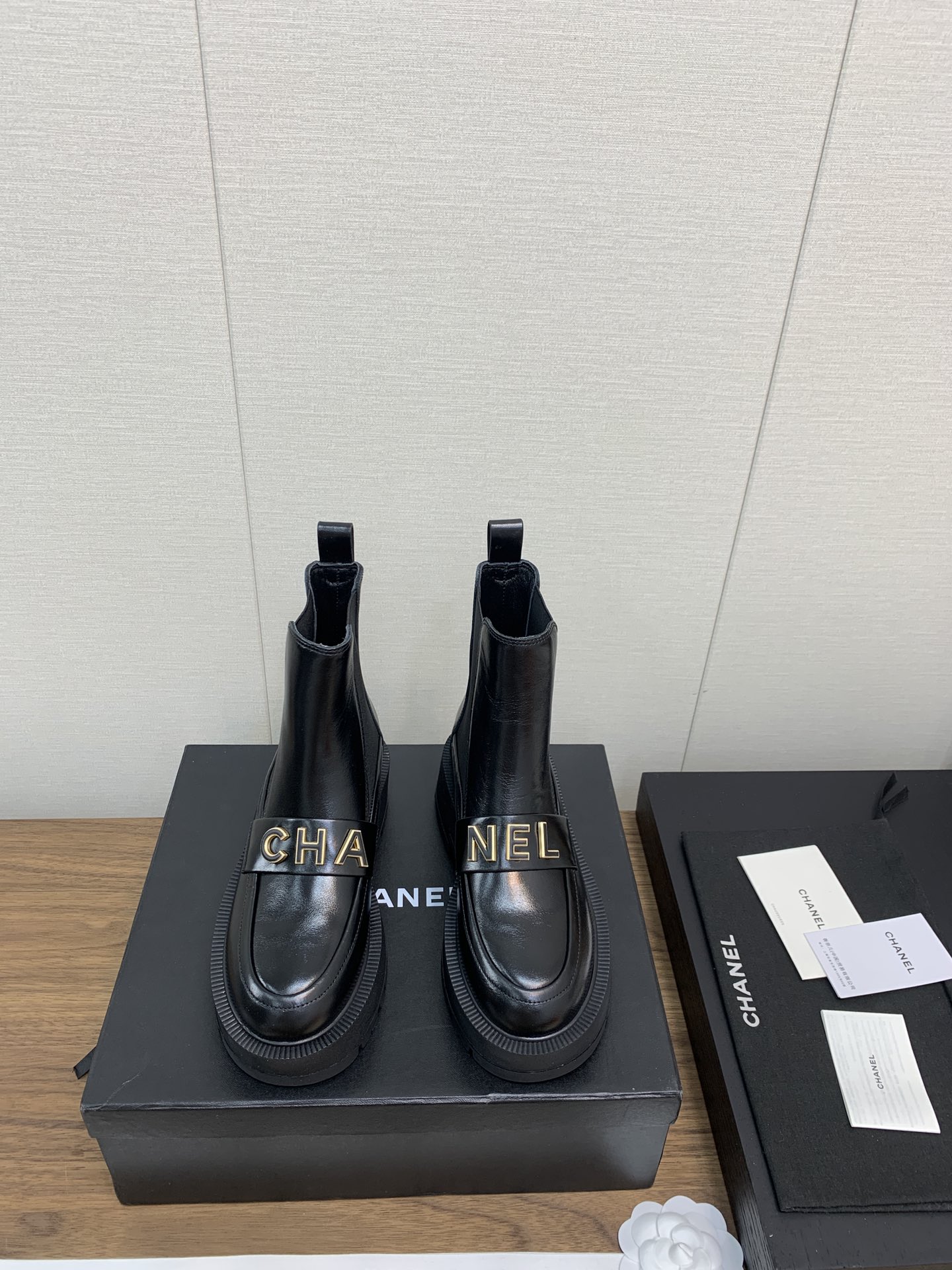 NO:462563,Chanel Classic Double C Autumn and Winter Martin Decorative Boots Chanel Autumn and Winter Heavy Industry Boots Classic Electric Embroidery Diamond Elements and Chain Elements are intertwined, full of details!  Xiaohongshu is highly recommended, and it looks good no matter how you match it. It is a must-have for fashionable things. Chanel's loves simple but irresistible combinations show unique styles of dressing, free mixing and matching, and keeps up with the fashionable pace of Grandma Shixiang!  !  !  Exquisite details enlarge the original mold opening hardware buckle. The top version purchase level is created. ★ The upper is made of original mixed-bred sheepskin cowhide, sheepskin inner lining, sheepskin footrest, original mold opening anti-slip genuine leather edge strip sole. The size number is 35-40 (40, 41 customized, non-return and exchange) with a full set of packaging, boots, chanel, chanel, boots, cowhide, sheepskin19860909Chanel 经典双c秋冬马丁 装饰短靴  香奈儿秋冬重工爆款短靴 经典电绣菱格元素和链条元素交织,细节满满！ 小红书力推款,怎么搭配都好看,时髦精必备,香奈儿女士钟爱简约又难以抗拒系搭配展现与众不同的穿搭风格、自由混搭闪耀到位跟紧香奶奶时尚步伐！！！精致细节放大看原版开模五金扣 顶级版本代购级别打造★鞋面采用原版混种羊皮牛皮,羊皮内里,羊皮垫脚,原版开模防滑真皮沿条大底.码数35-40（40,41定制不退换）配全套包装,靴子,chanel,chanel,boots,cowhide,sheepskin,Women's Shoes