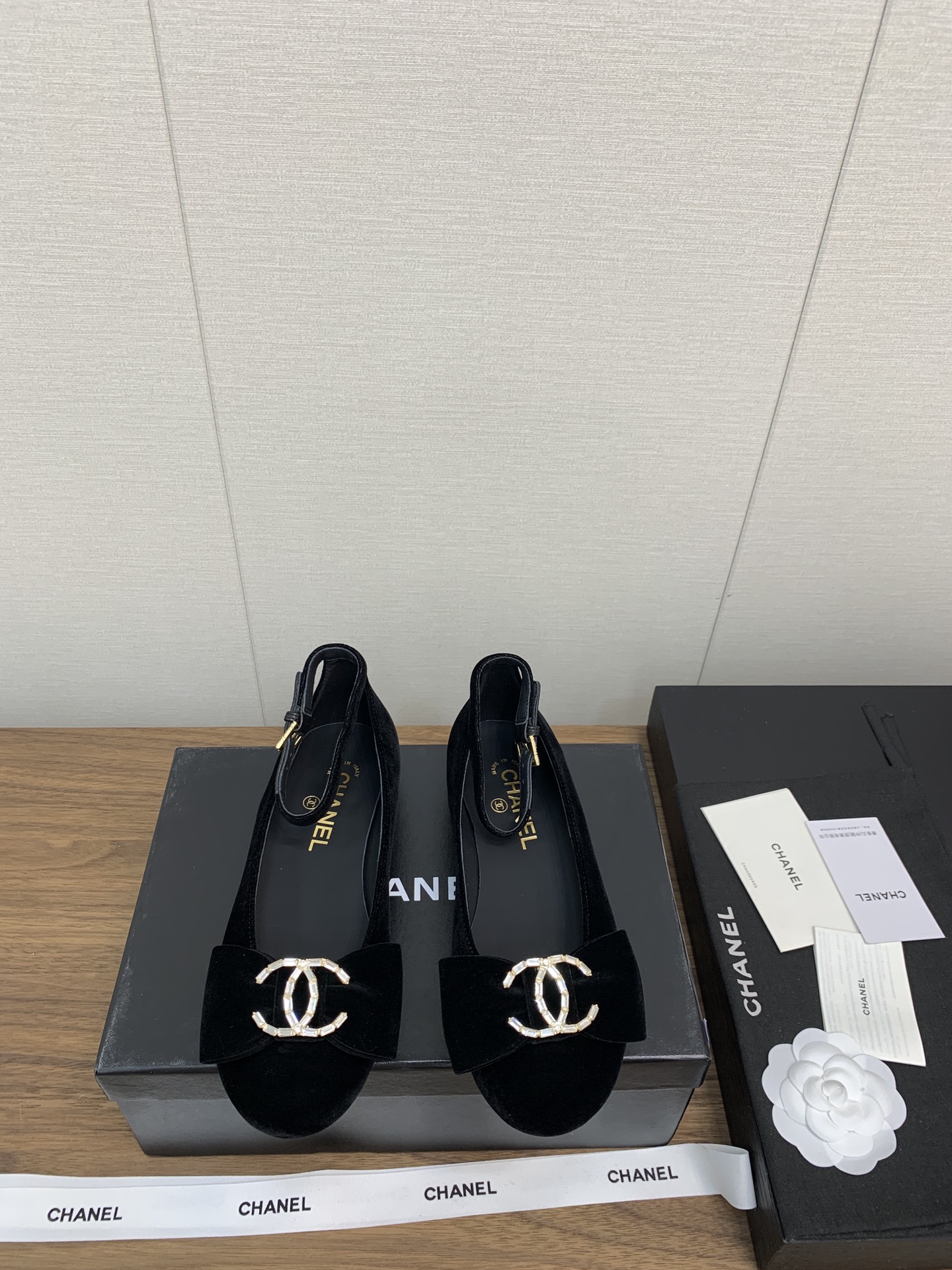 NO:164867,Chanel 24k new Mary Jane single shoe series - flat ballet slippers The counter is simply snatched up, and major social platforms have popular photos. This episode of the show is definitely too handsome, and it is definitely the hottest style of this season. The counter fairies are really too aware of the goods. They don’t stick to their feet and will not scratch their feet. The texture is very soft and comfortable. Classic logo electric embroidery, flower matching, super versatile Fabric: imported cowhide sheepskin, cow patent leather Inner: environmentally friendly imported sheepskin inner sole: genuine leather outsole Heel height: 2.5cm Size 35-41 (customized for 40.41), Mary Jane, chanel, mary jane, cowhide, sheepskin, Leather soles19860909Chanel 24k 新款 玛丽珍 单鞋系列——  平底芭蕾便鞋 专柜简直疯抢了,各大社交平台热门晒图,这期的走秀款绝对太帅了,绝对是这一季最热门的款式,专柜仙女们真的太识货了,不卡脚也不会磨脚,质感上脚是非常柔软舒服的.经典的logo电绣 花朵搭配,超级百搭 面料:进口牛皮羊皮 牛漆皮 内里:环保进口羊皮内里 大底:真皮大底 跟高:2.5cm 码数35-41（ 40.41定做）,玛丽珍,chanel,mary jane,cowhide,sheepskin,Leather soles,Women's Shoes