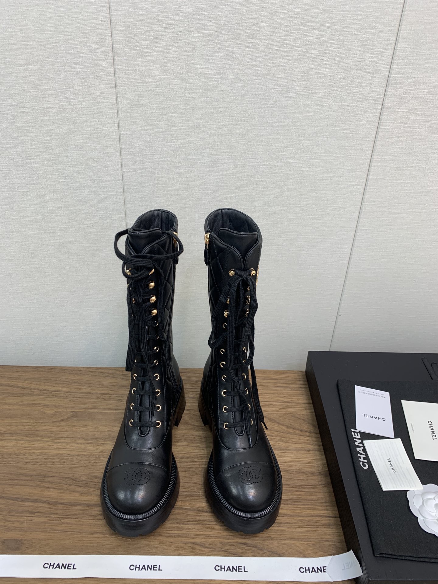 NO:462570,CHANEL Xiaoxiang 24k autumn and winter Paris catwalk straps long boot series... Martin boots original purchase 1:1 development. All major fashion bloggers have a boot that is worn. The feet are very fashionable. The legs are displayed. It looks super good whenever you match it... The fabric imported original cowhide, the inner imported sheepskin, the original combination of the sole, the thickness is 3.5 cm, the size is 35-39 (40/41 customized, no return or exchange), boots, chanel, boots, cowhide, sheepskin19860909CHANEL小香24k 秋冬巴黎走秀款 绑带 长靴系列… 马丁靴 原版购入1:1开发 各大时尚博主都有穿的一款靴子 上脚非常时髦 显腿神器,随便搭配都是超级好看… 面料进口原版牛皮 内里进口羊皮 大底原版组合大底 厚高 3.5公分约 码数35-39（40/41定制不退换）,靴子,chanel,boots,cowhide,sheepskin,Women's Shoes