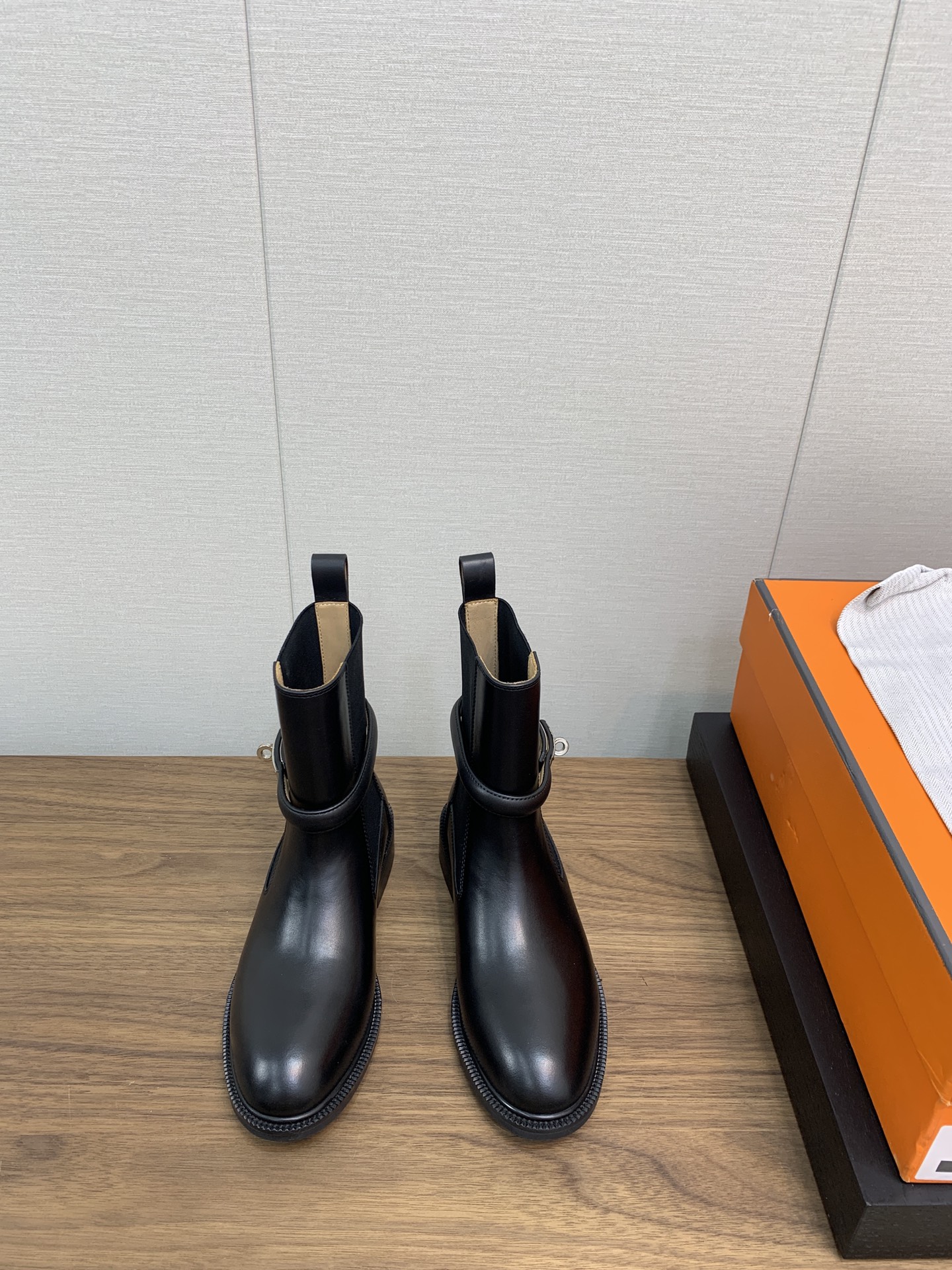 NO:543969,Hermes autumn and winter H home new Kelly button short boots long boots knight boots military boots series!  Short boots Niu Jing Cowhide Original 1:1 top replica!  Fried chicken looks good, a handsome boot!  All Internet celebrities and bloggers are showing off!  Stick to the original version and purchase 1:1 top replica!  Give you a genuine foot feel!  The upper is made of original beef reverse velvet/calf leather, inner foot pad imported water dyed cowhide, Italian imported genuine leather combination rubber sole Size: 35-41 (40 41 order, no return or exchange), boots, hermes, hermes, boots, cowhide19860909Hermes爱马仕秋冬 H家新款Kelly扣短靴长靴骑士靴军靴系列！ 短靴 牛京 牛皮 原版1:1顶级复刻！炒鸡好看 帅气的一款靴子！各路网红、博主都在秀！坚持原版购入1:1顶级复刻！带给您正品级的脚感！ 鞋面采用原版牛反绒/小牛皮 内里垫脚进口水染牛皮 意大利进口真皮组合橡胶大底 码数:35-41（40 41订不退换）,靴子,hermes,hermes,boots,cowhide,Women's Shoes