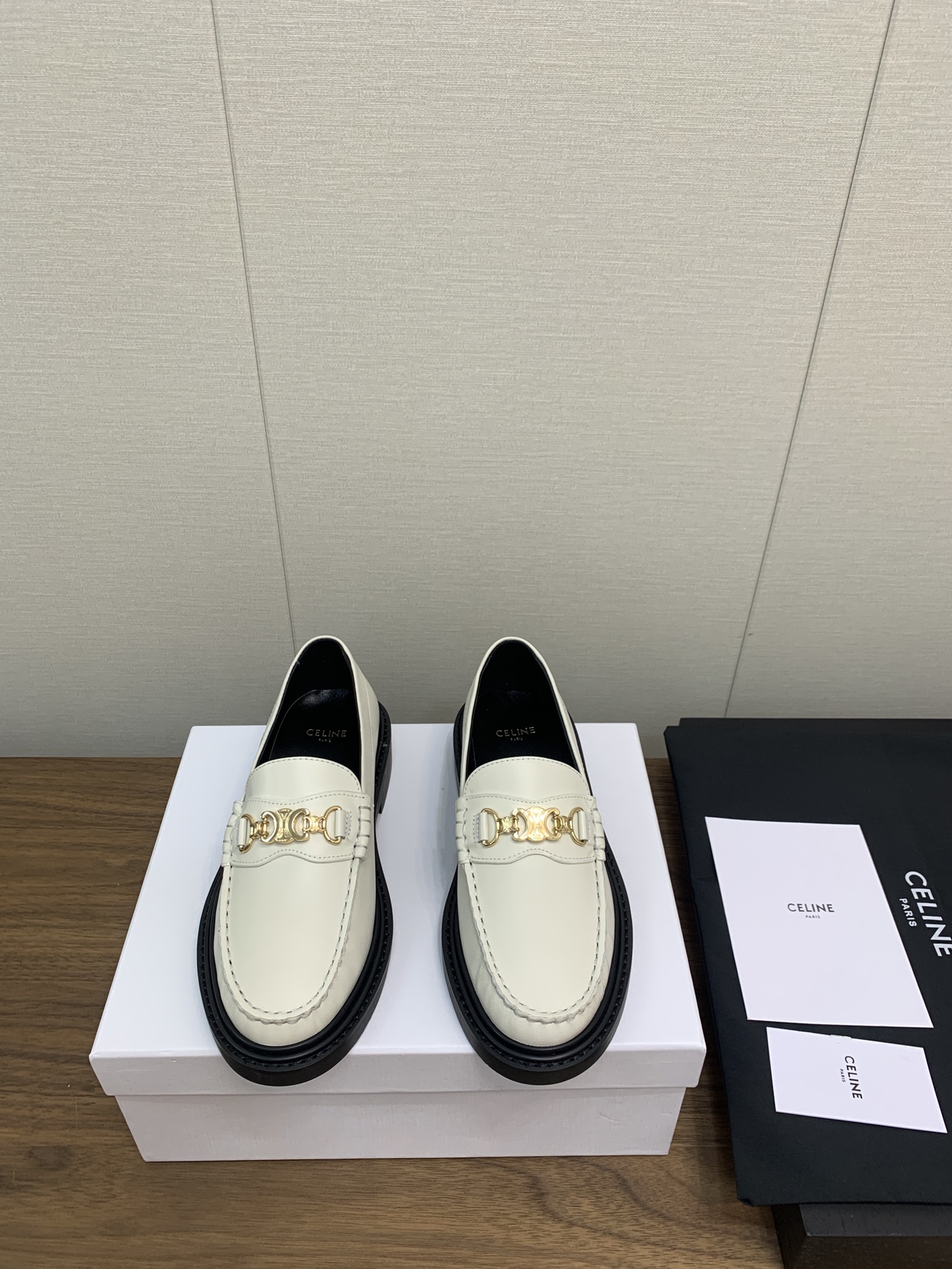 NO:543975,Celine 24 Celine Thick-soled Loafer Series Casual Leather Shoes A super super popular model. This hardware buckle on each page of our house must be customized with a mold opening 1:1!  The size and texture are exactly the same as the original version. The upper material is made of imported open-edged calfskin. The pure hand-sewn mark thread is finely crafted. The inner sheepskin is sheepskin. The tiptoe is a comfortable and soft tiptoe sheepskin. The sole is the original 1:1 customized genuine leather sole, which is perfect to the point of being so comfortable, and the foot feels great. And no matter you match it with jeans, small suits, and skirts, you can match it with natural and authentic full packaging, outsole original replica combination sole. Heel height 3cm, size 35-40, 40 customized, loafers, celine, celine, loafers, skirts, jeans, cowhide, sheepskin, Leather soles19860909Celine 24 赛琳 厚底 乐福鞋系列休闲小皮鞋  超级超级无敌火爆的一个款这款我们家每个版面的五金扣都要开模1:1定制！大小质感与原版完全一致鞋面材质采用进口开边珠小牛皮制作而成,纯手工缝制的马克线做工精细,内里羊皮,踮脚为舒服柔软的踮脚羊皮,鞋底为原版1:1定制真皮大底、简直完美到爆、而且上脚效果非常舒服,脚感很棒,而且无论你搭配牛仔裤,小西服,裙子,都能搭配自然、正品全套包装、 大底原版复刻组合大底 跟高3cm 码数35-40,40订做,乐福鞋,celine,celine,loafers,skirts,jeans,cowhide,sheepskin,Leather soles,Women's Shoes