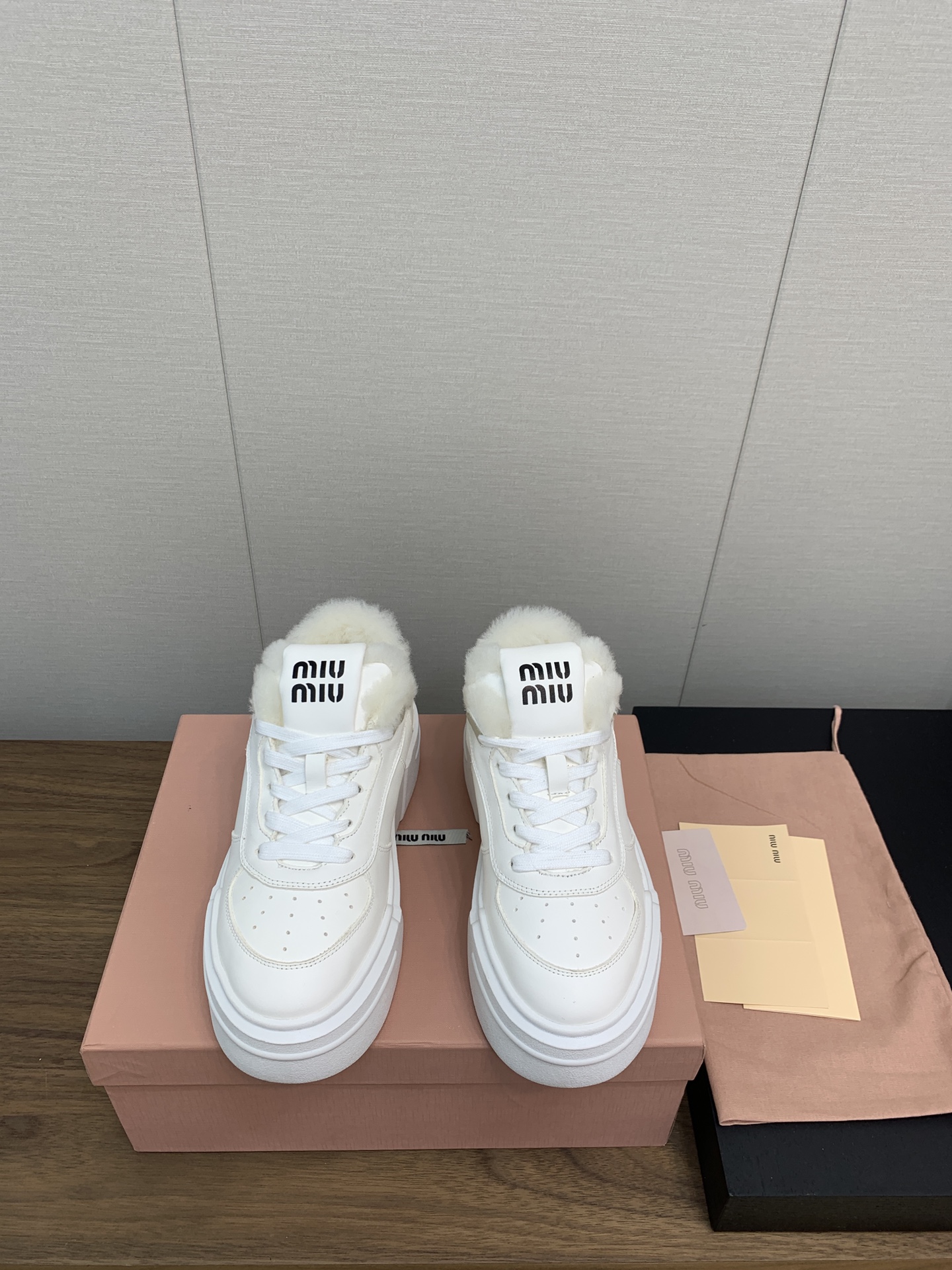 NO:543978,MiuMiu Miu Latest hits, thick sole, bleached, old, retro, dirty shoes, casual, sneakers, board shoes, small white shoes, original purchase and development, making products. This bleached leather and suede sneakers are worn and worn to highlight the exquisite style. The perforated upper design is lighter, and the Miu Miu logo adds an iconic atmosphere to the whole. The delivery counter is exquisitely packaged. Fabric: Original custom imported cowhide inner: Original custom warm wool lining Sole: Original open mold-proof rubber material Thick bottom 5CM Size: Women's 35-39, 40 custom made, casual shoes/sports shoes, miumiu, sneakers, cowhide, chamois leather19860909MiuMiu缪缪 最新爆款 厚底 漂白 做旧 复古 小脏鞋 休闲 运动鞋 板鞋 小白鞋 原版购入开发 做货 这款漂白皮革和麂皮运动鞋加以磨损效果,彰显精致格调.鞋面穿孔设计更加轻盈,Miu Miu徽标则为整体增添标志性气息 配送专柜精美包装 面料 : 原版定制进口头层牛皮 内里 : 原版定制保暖羊毛里 鞋底 : 原版开模防滑橡胶材质 底厚 5CM Size : 女款35-39,40订做,休闲鞋/运动鞋,miumiu,sneakers,cowhide,chamois leather,Women's Shoes