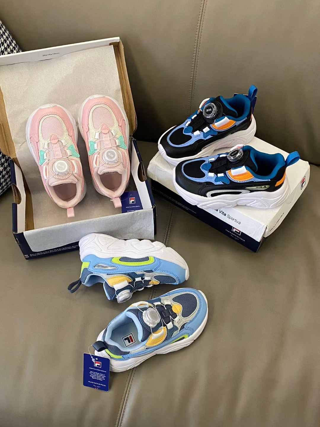 🌟斐乐新款火星锁扣儿童运动鞋 尺码：28-39码 超爱的FILA系列🆕 精致锁扣设计，穿脱超级方便✌🏻 超轻软胶囊大底，脚感不言而喻☁️ 优质皮料拼接，质感满满-选品中心