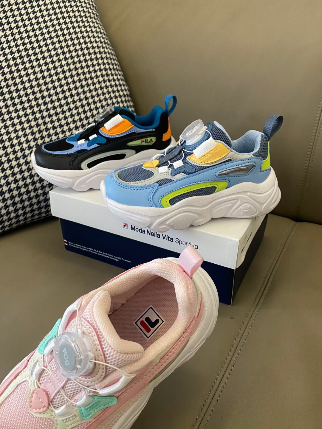 图片[4]-🌟斐乐新款火星锁扣儿童运动鞋 尺码：28-39码 超爱的FILA系列🆕 精致锁扣设计，穿脱超级方便✌🏻 超轻软胶囊大底，脚感不言而喻☁️ 优质皮料拼接，质感满满-选品中心