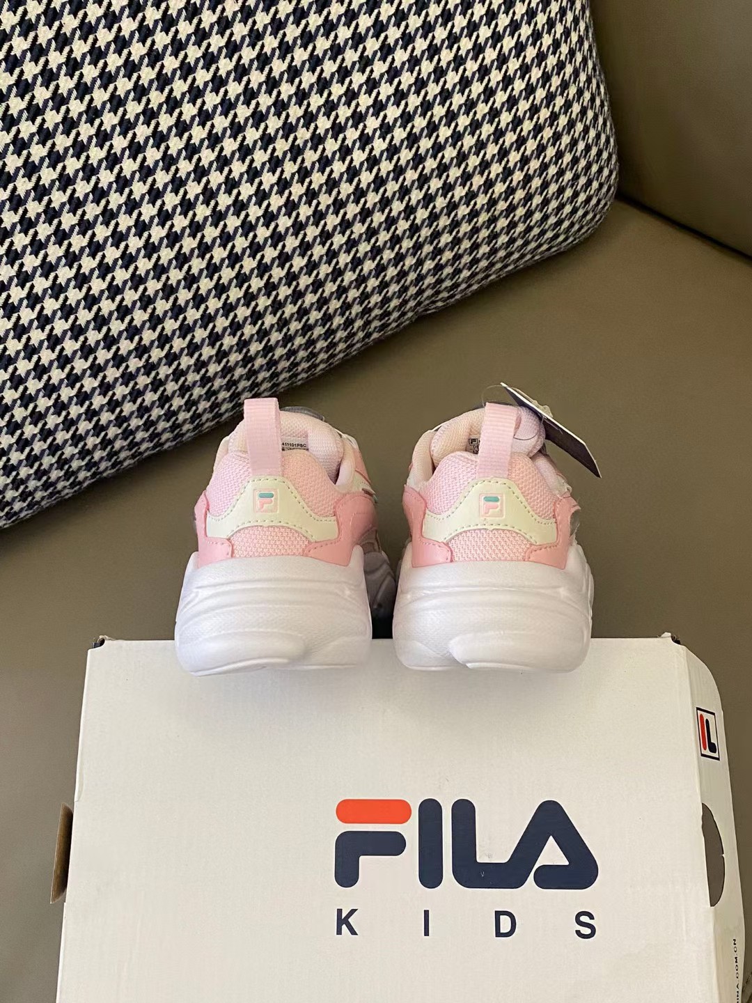 图片[3]-🌟斐乐新款火星锁扣儿童运动鞋 尺码：28-39码 超爱的FILA系列🆕 精致锁扣设计，穿脱超级方便✌🏻 超轻软胶囊大底，脚感不言而喻☁️ 优质皮料拼接，质感满满-选品中心