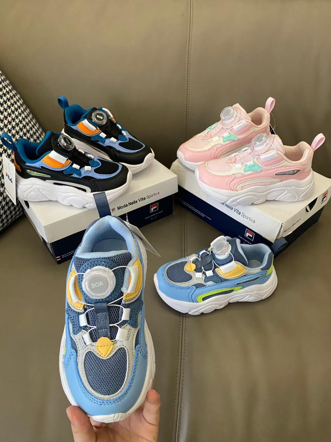 图片[2]-🌟斐乐新款火星锁扣儿童运动鞋 尺码：28-39码 超爱的FILA系列🆕 精致锁扣设计，穿脱超级方便✌🏻 超轻软胶囊大底，脚感不言而喻☁️ 优质皮料拼接，质感满满-选品中心