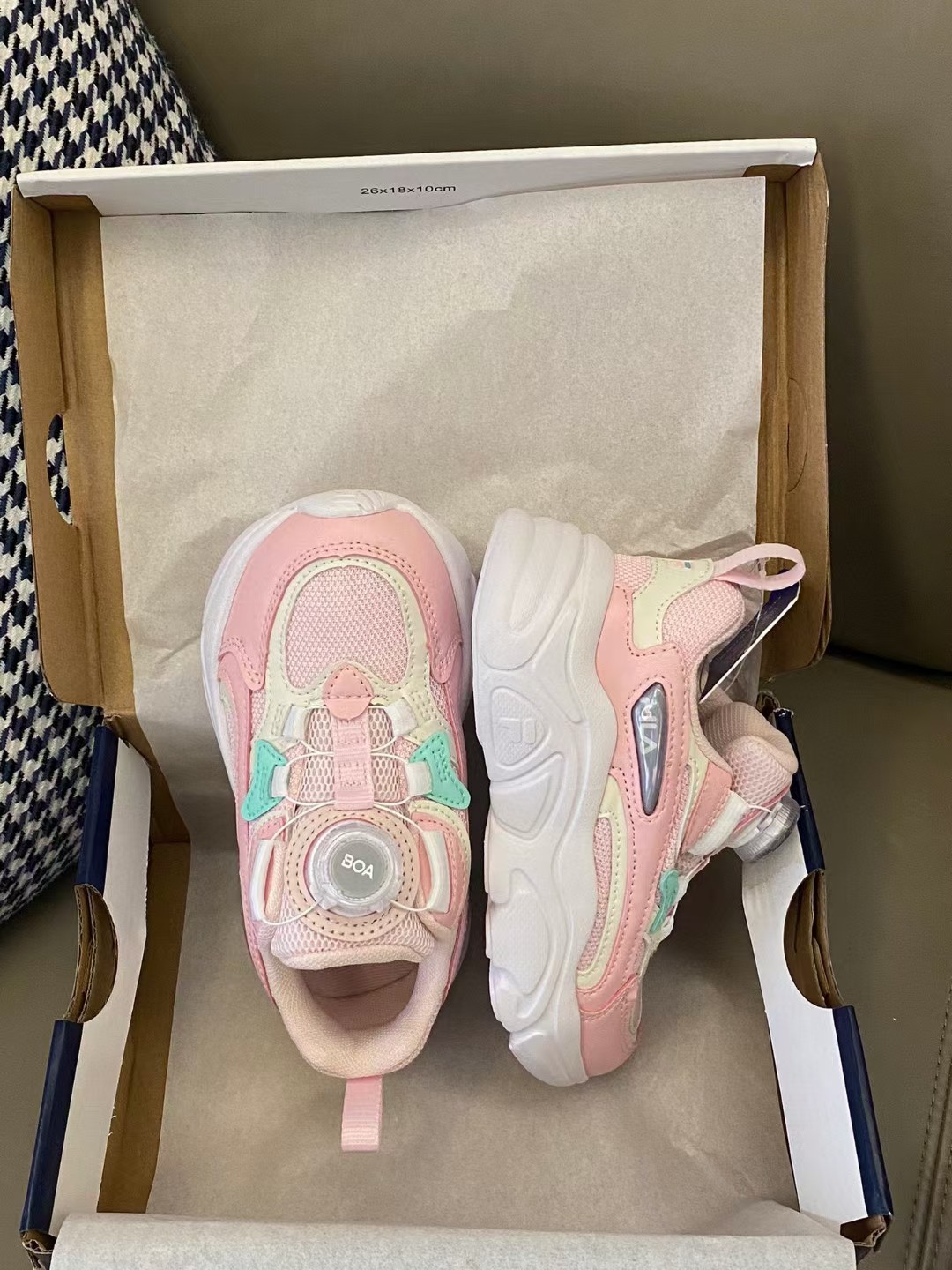 图片[7]-🌟斐乐新款火星锁扣儿童运动鞋 尺码：28-39码 超爱的FILA系列🆕 精致锁扣设计，穿脱超级方便✌🏻 超轻软胶囊大底，脚感不言而喻☁️ 优质皮料拼接，质感满满-选品中心