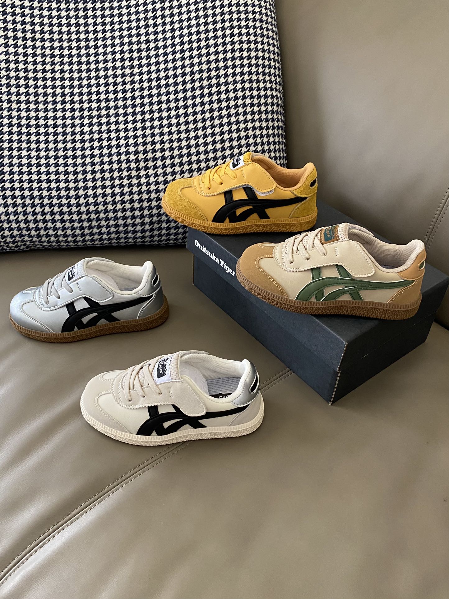 图片[5]-原图直出🌟 亚瑟S魔术贴儿童板鞋👟鞋跟鞋舌处印有鬼冢虎特有的品牌logo标志✅提升品牌的认知度👀魔术贴设计方便宝贝穿脱🤪改良后的鞋底设计✨更具有防滑性👻-选品中心