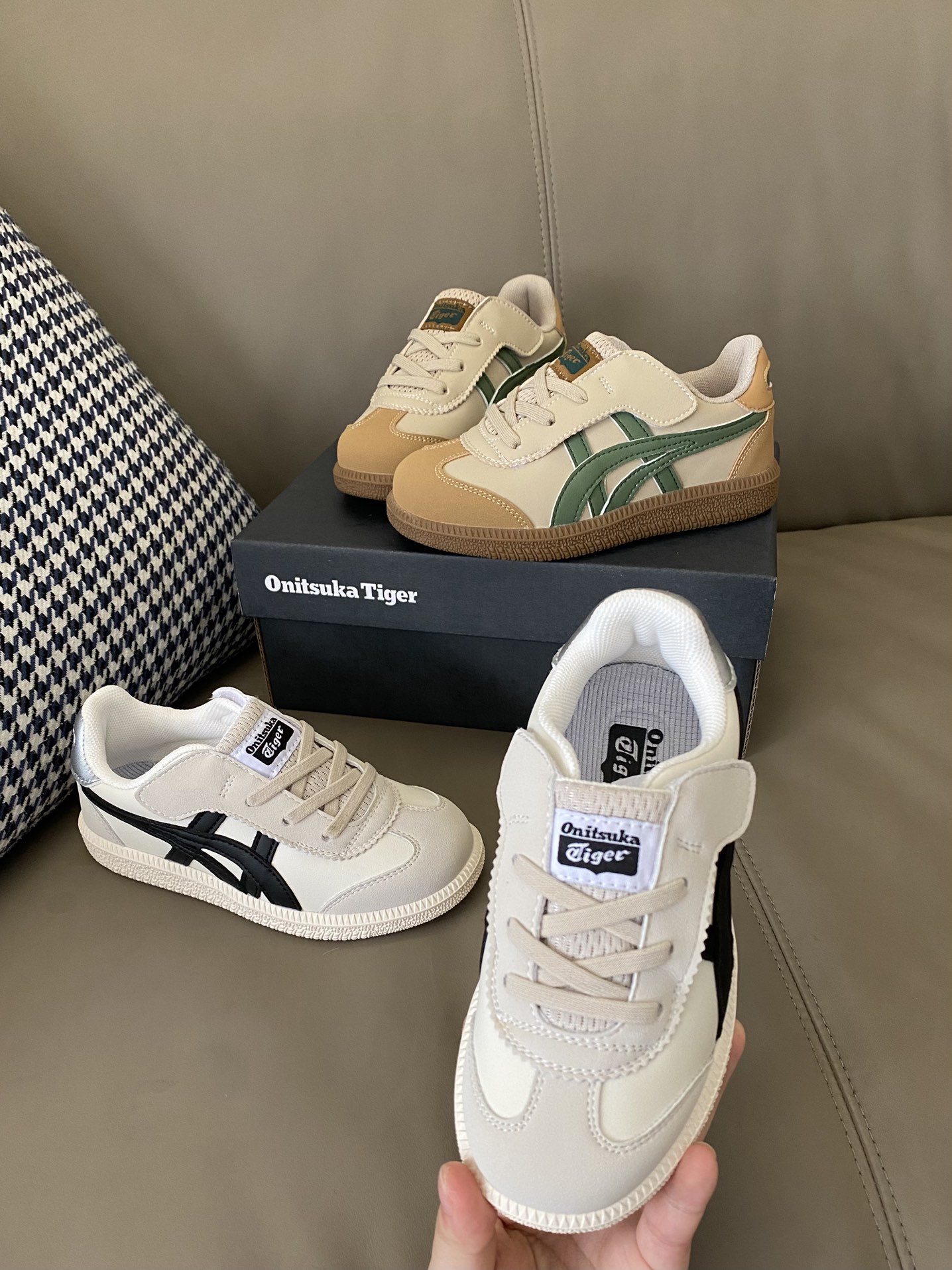 图片[4]-原图直出🌟 亚瑟S魔术贴儿童板鞋👟鞋跟鞋舌处印有鬼冢虎特有的品牌logo标志✅提升品牌的认知度👀魔术贴设计方便宝贝穿脱🤪改良后的鞋底设计✨更具有防滑性👻-选品中心