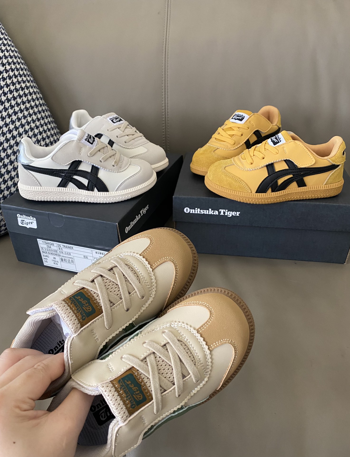 图片[2]-原图直出🌟 亚瑟S魔术贴儿童板鞋👟鞋跟鞋舌处印有鬼冢虎特有的品牌logo标志✅提升品牌的认知度👀魔术贴设计方便宝贝穿脱🤪改良后的鞋底设计✨更具有防滑性👻-选品中心