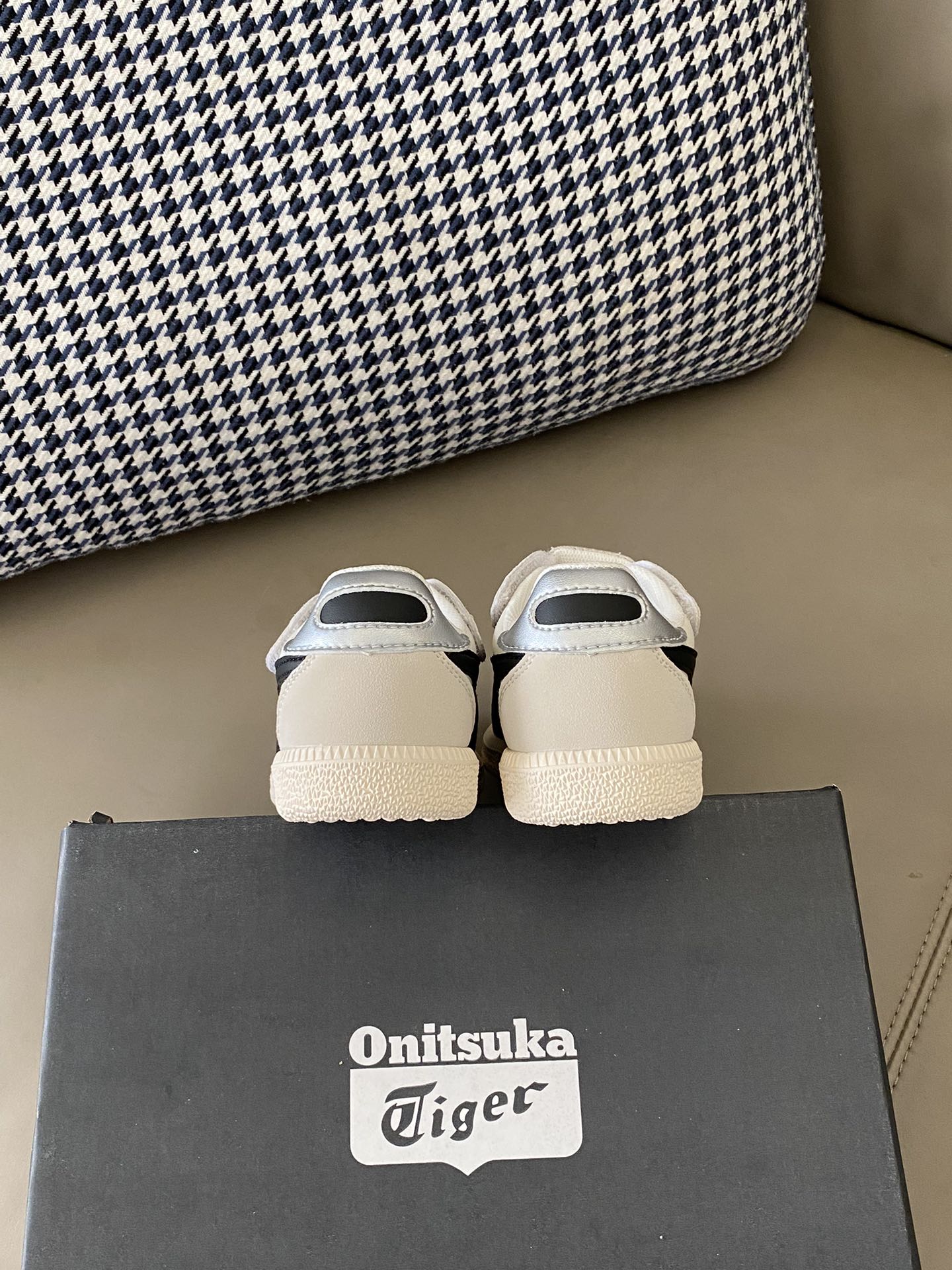 图片[3]-原图直出🌟 亚瑟S魔术贴儿童板鞋👟鞋跟鞋舌处印有鬼冢虎特有的品牌logo标志✅提升品牌的认知度👀魔术贴设计方便宝贝穿脱🤪改良后的鞋底设计✨更具有防滑性👻-选品中心