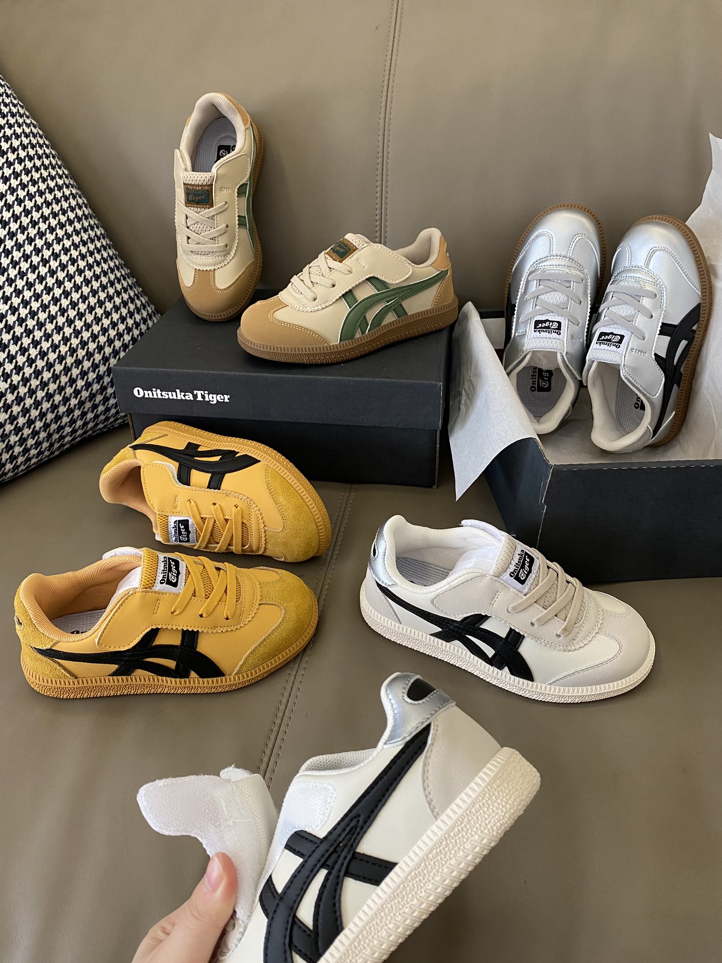 图片[6]-原图直出🌟 亚瑟S魔术贴儿童板鞋👟鞋跟鞋舌处印有鬼冢虎特有的品牌logo标志✅提升品牌的认知度👀魔术贴设计方便宝贝穿脱🤪改良后的鞋底设计✨更具有防滑性👻-选品中心