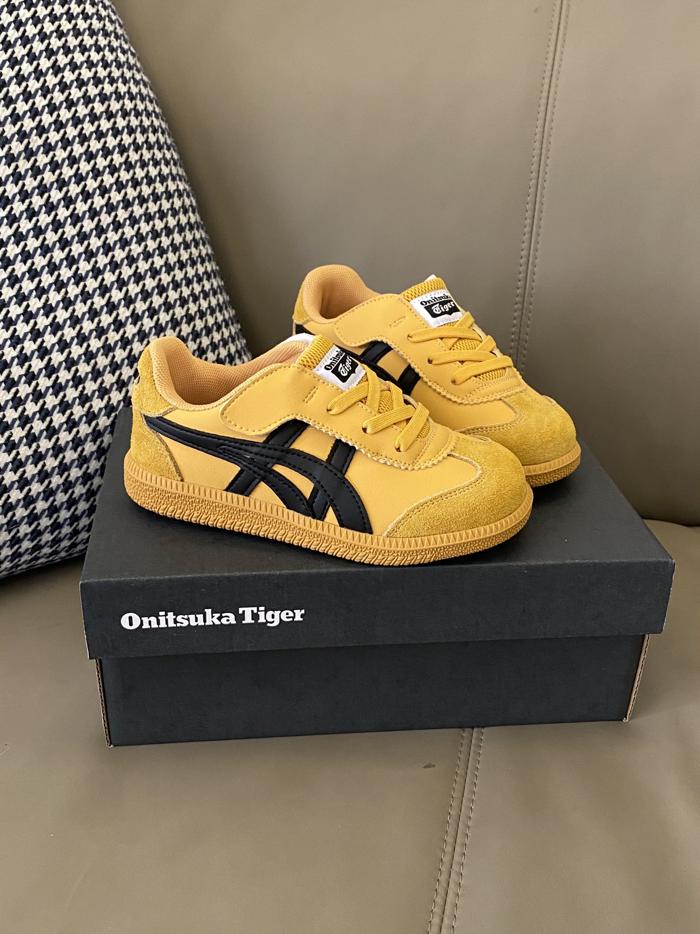 图片[7]-原图直出🌟 亚瑟S魔术贴儿童板鞋👟鞋跟鞋舌处印有鬼冢虎特有的品牌logo标志✅提升品牌的认知度👀魔术贴设计方便宝贝穿脱🤪改良后的鞋底设计✨更具有防滑性👻-选品中心