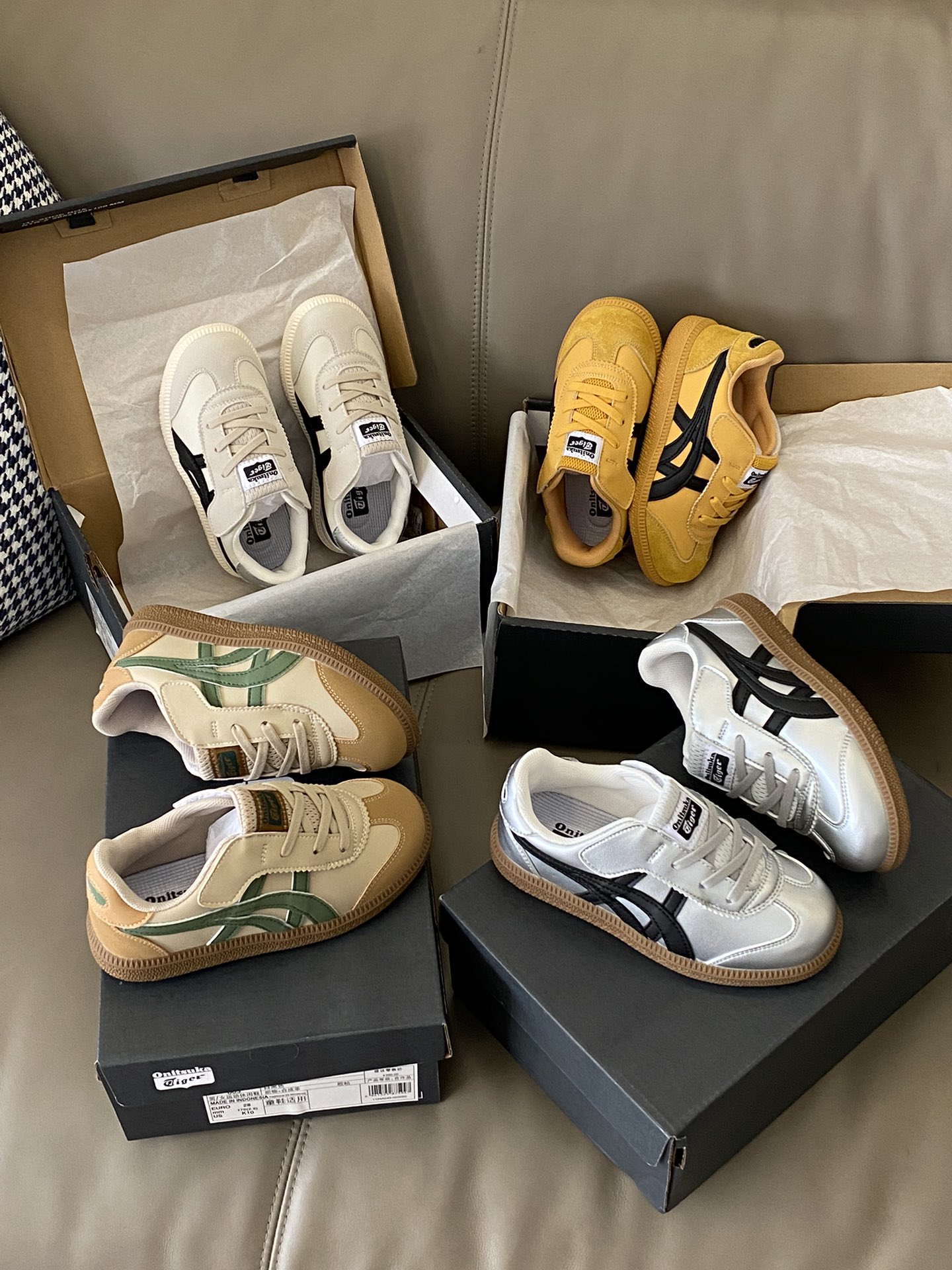 原图直出🌟 亚瑟S魔术贴儿童板鞋👟鞋跟鞋舌处印有鬼冢虎特有的品牌logo标志✅提升品牌的认知度👀魔术贴设计方便宝贝穿脱🤪改良后的鞋底设计✨更具有防滑性👻-选品中心