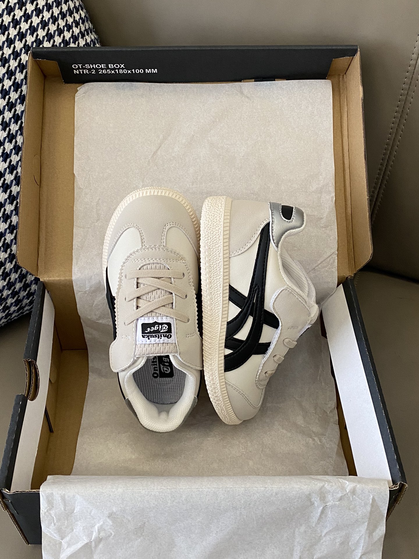 图片[8]-原图直出🌟 亚瑟S魔术贴儿童板鞋👟鞋跟鞋舌处印有鬼冢虎特有的品牌logo标志✅提升品牌的认知度👀魔术贴设计方便宝贝穿脱🤪改良后的鞋底设计✨更具有防滑性👻-选品中心