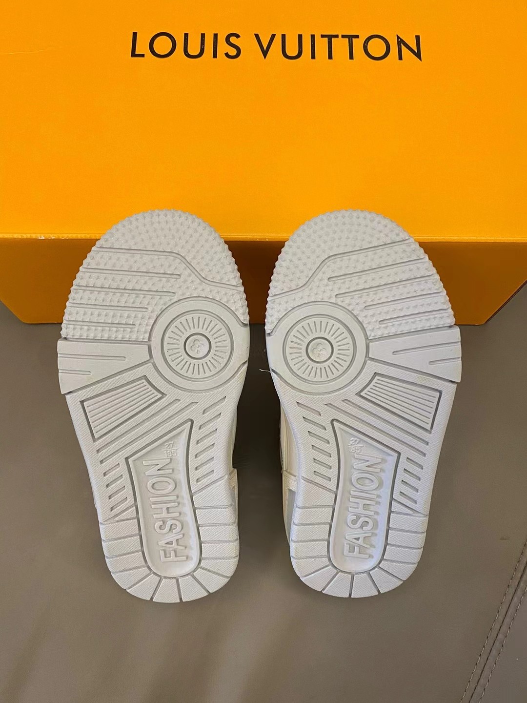 图片[6]-原图直出🌟 LV TRAINER 松紧扣运动板鞋气垫👟鞋面采用轻盈的透气孔设计，让宝贝双脚更加透气💨松紧扣设计方便宝贝自由调节🤩鞋底防滑耐磨✅-选品中心