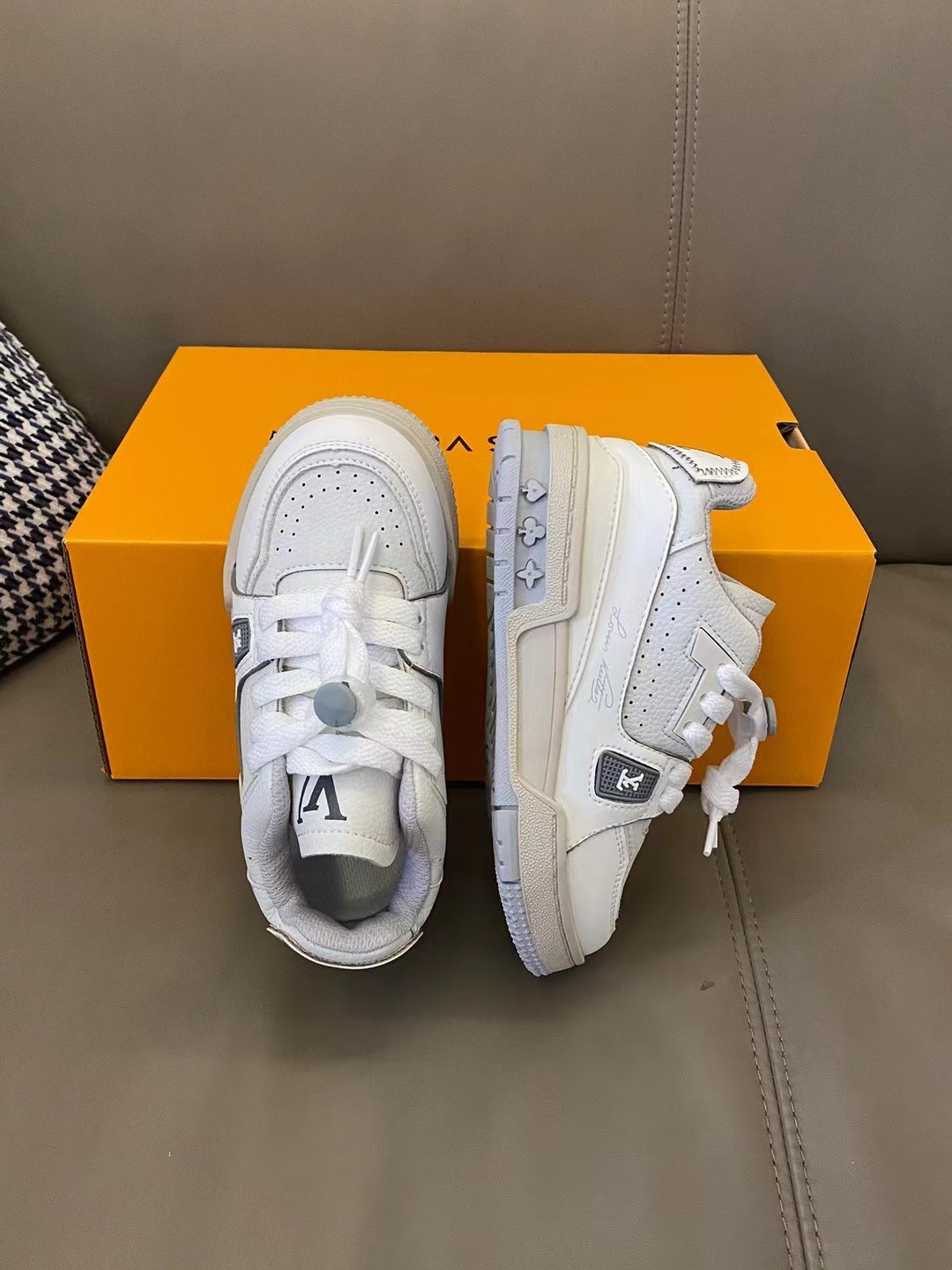 图片[2]-原图直出🌟 LV TRAINER 松紧扣运动板鞋气垫👟鞋面采用轻盈的透气孔设计，让宝贝双脚更加透气💨松紧扣设计方便宝贝自由调节🤩鞋底防滑耐磨✅-选品中心