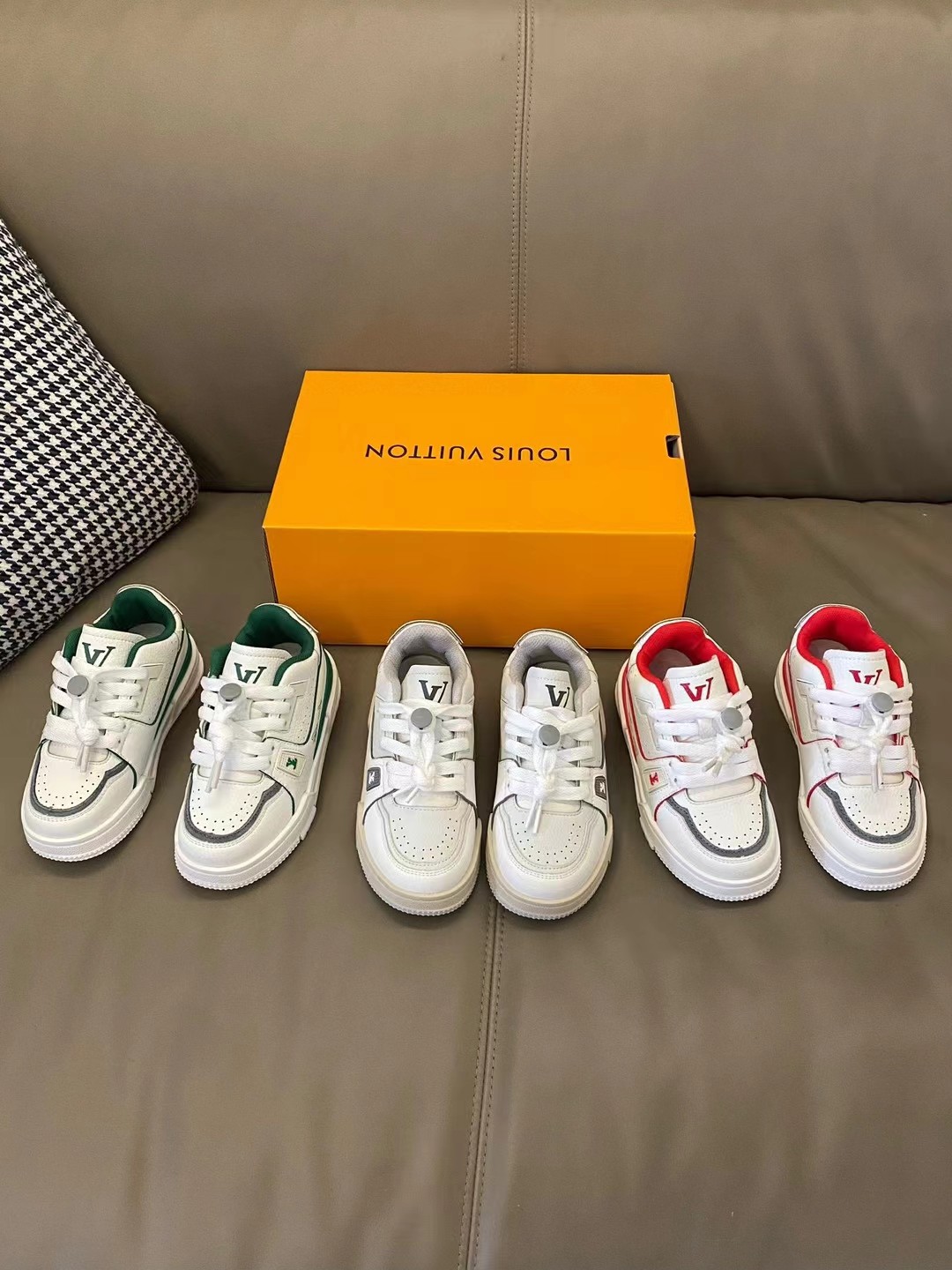 图片[5]-原图直出🌟 LV TRAINER 松紧扣运动板鞋气垫👟鞋面采用轻盈的透气孔设计，让宝贝双脚更加透气💨松紧扣设计方便宝贝自由调节🤩鞋底防滑耐磨✅-选品中心