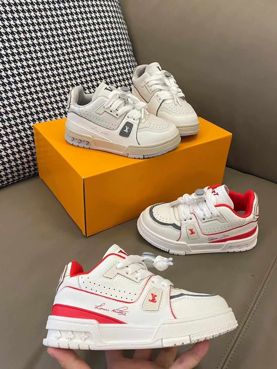 图片[4]-原图直出🌟 LV TRAINER 松紧扣运动板鞋气垫👟鞋面采用轻盈的透气孔设计，让宝贝双脚更加透气💨松紧扣设计方便宝贝自由调节🤩鞋底防滑耐磨✅-选品中心