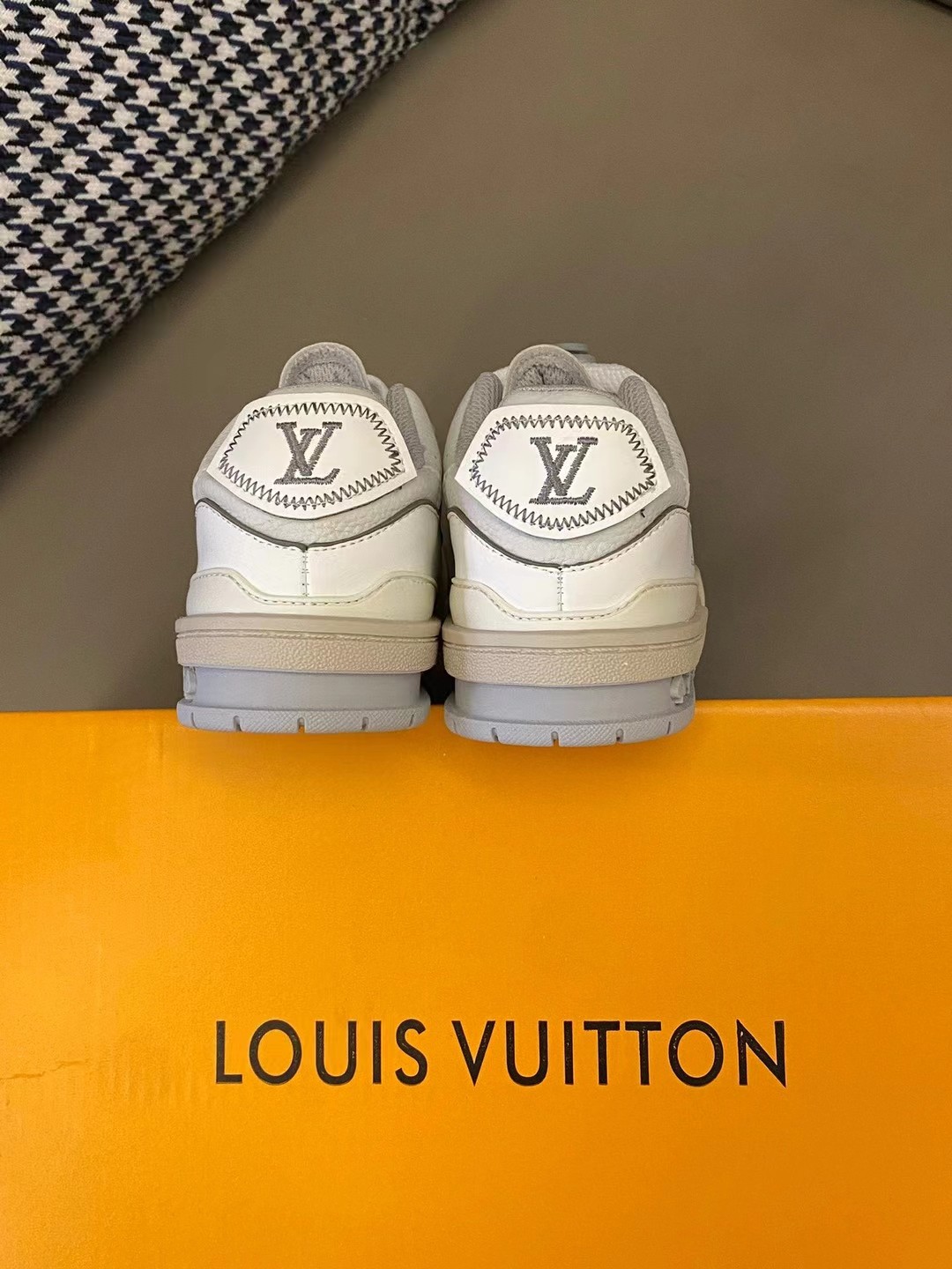 图片[8]-原图直出🌟 LV TRAINER 松紧扣运动板鞋气垫👟鞋面采用轻盈的透气孔设计，让宝贝双脚更加透气💨松紧扣设计方便宝贝自由调节🤩鞋底防滑耐磨✅-选品中心