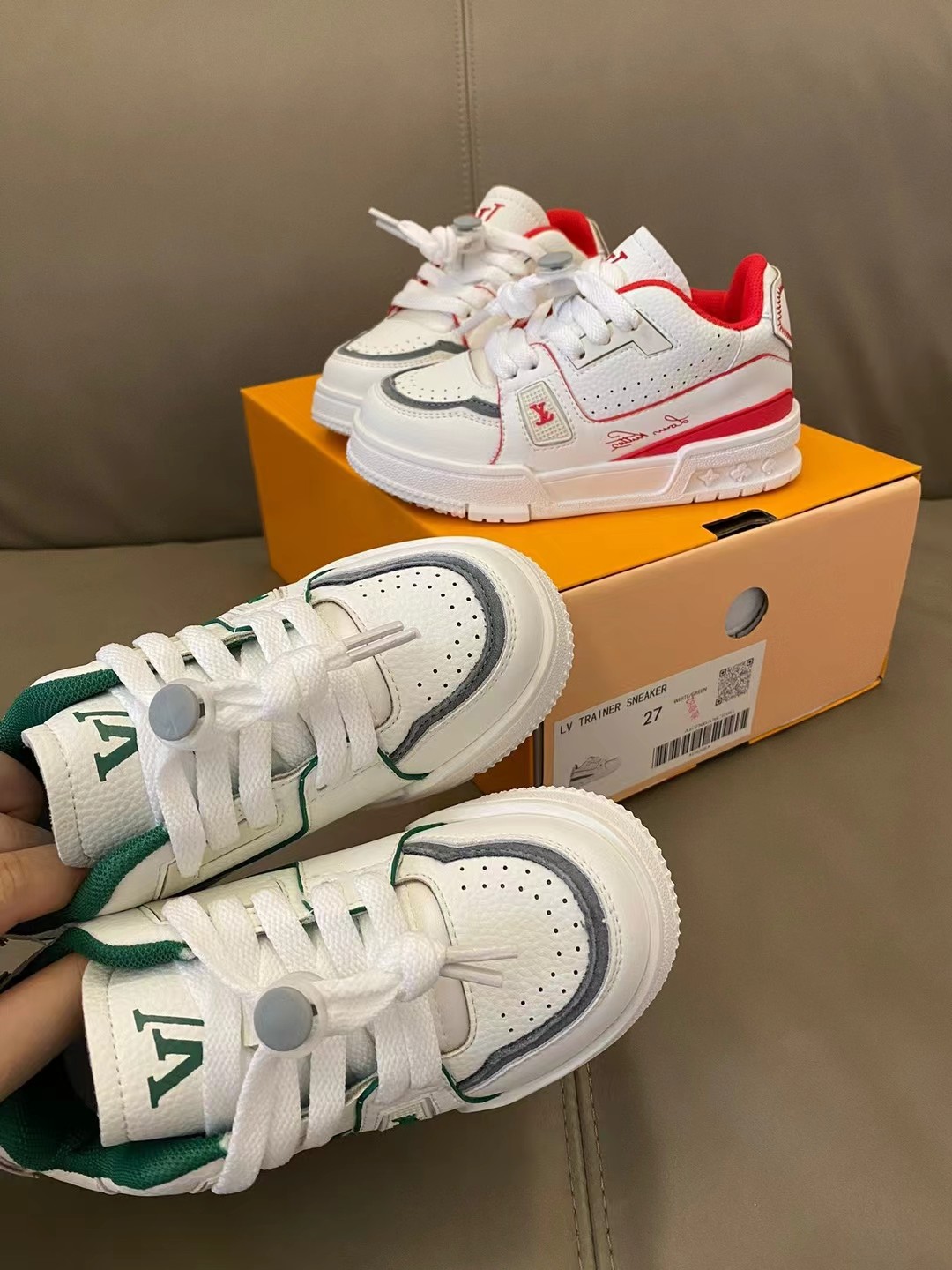 图片[9]-原图直出🌟 LV TRAINER 松紧扣运动板鞋气垫👟鞋面采用轻盈的透气孔设计，让宝贝双脚更加透气💨松紧扣设计方便宝贝自由调节🤩鞋底防滑耐磨✅-选品中心