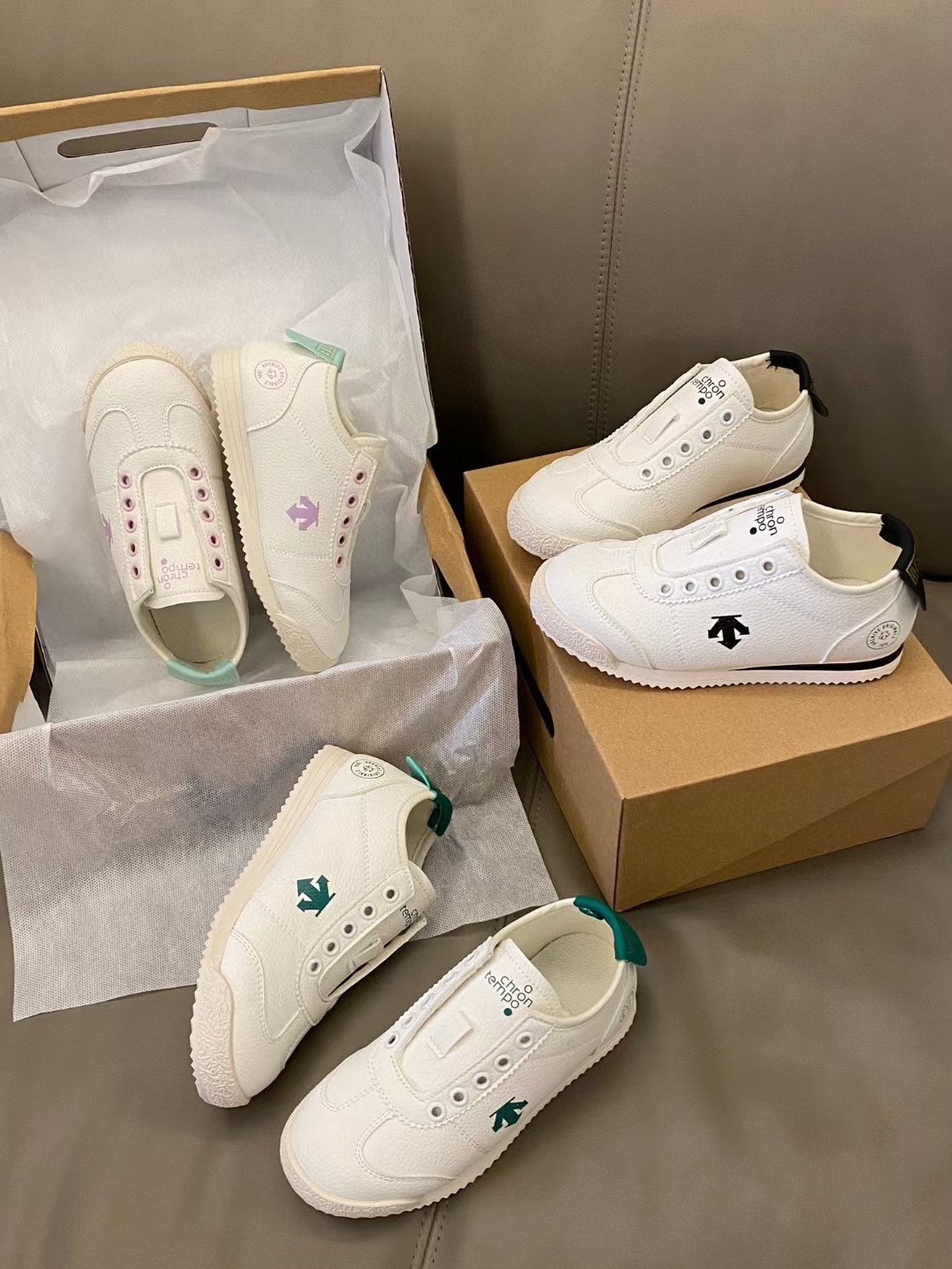 【Y原图直出🌟 这款鞋的设计融合了迪桑特品牌的运动精神与童年的趣味元素👻鞋身采用细腻的皮面材质，触感柔软😻不仅提升了鞋子的整体质感，也保证了良好的透气性💨尺码：26-37-选品中心