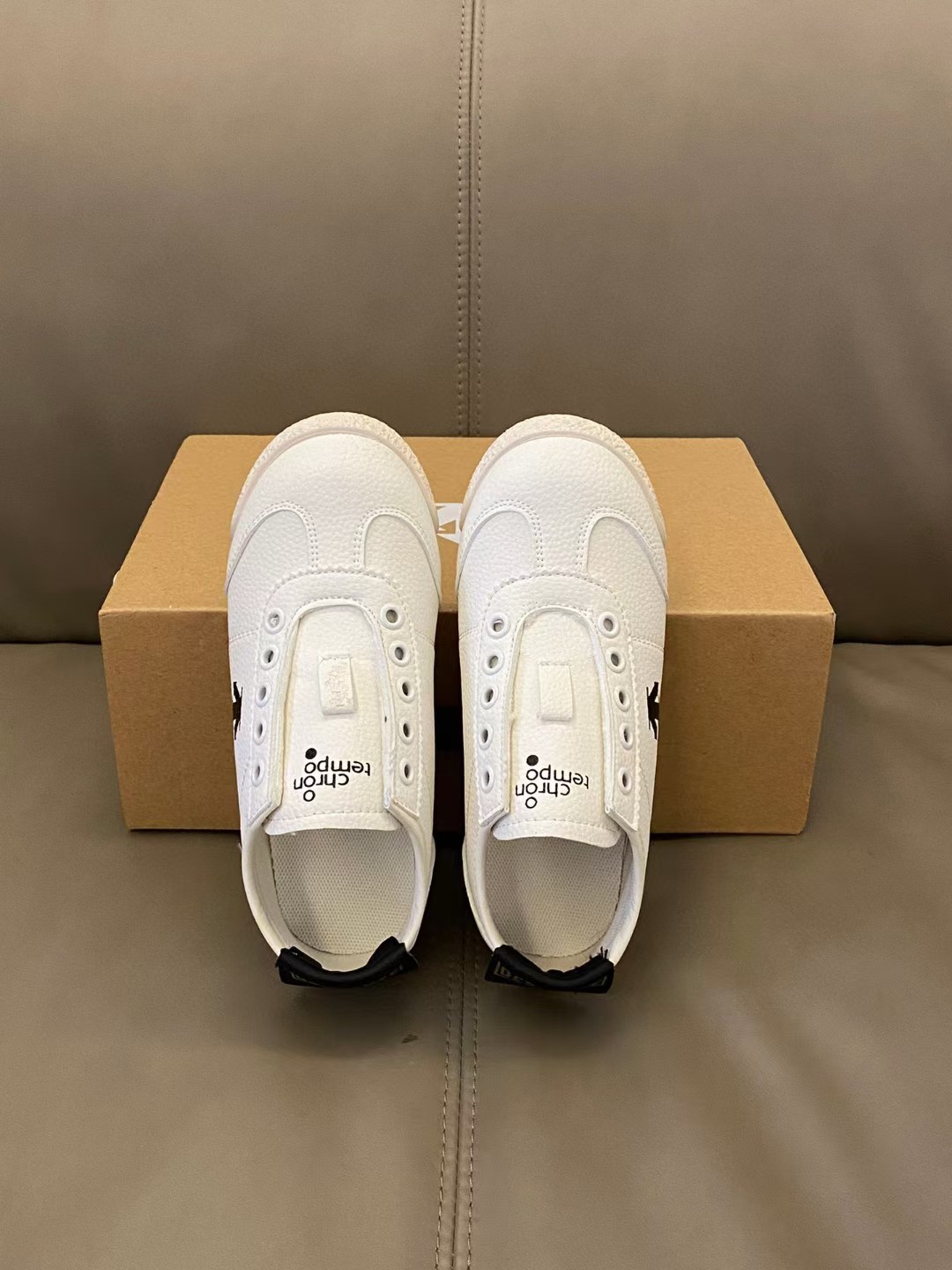 图片[2]-【Y原图直出🌟 这款鞋的设计融合了迪桑特品牌的运动精神与童年的趣味元素👻鞋身采用细腻的皮面材质，触感柔软😻不仅提升了鞋子的整体质感，也保证了良好的透气性💨尺码：26-37-选品中心