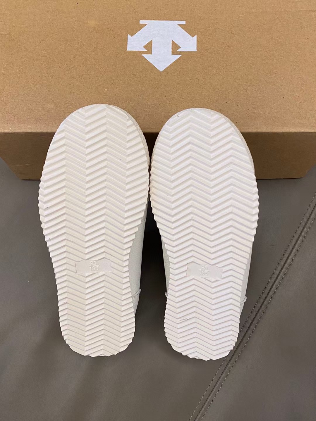 图片[8]-【Y原图直出🌟 这款鞋的设计融合了迪桑特品牌的运动精神与童年的趣味元素👻鞋身采用细腻的皮面材质，触感柔软😻不仅提升了鞋子的整体质感，也保证了良好的透气性💨尺码：26-37-选品中心