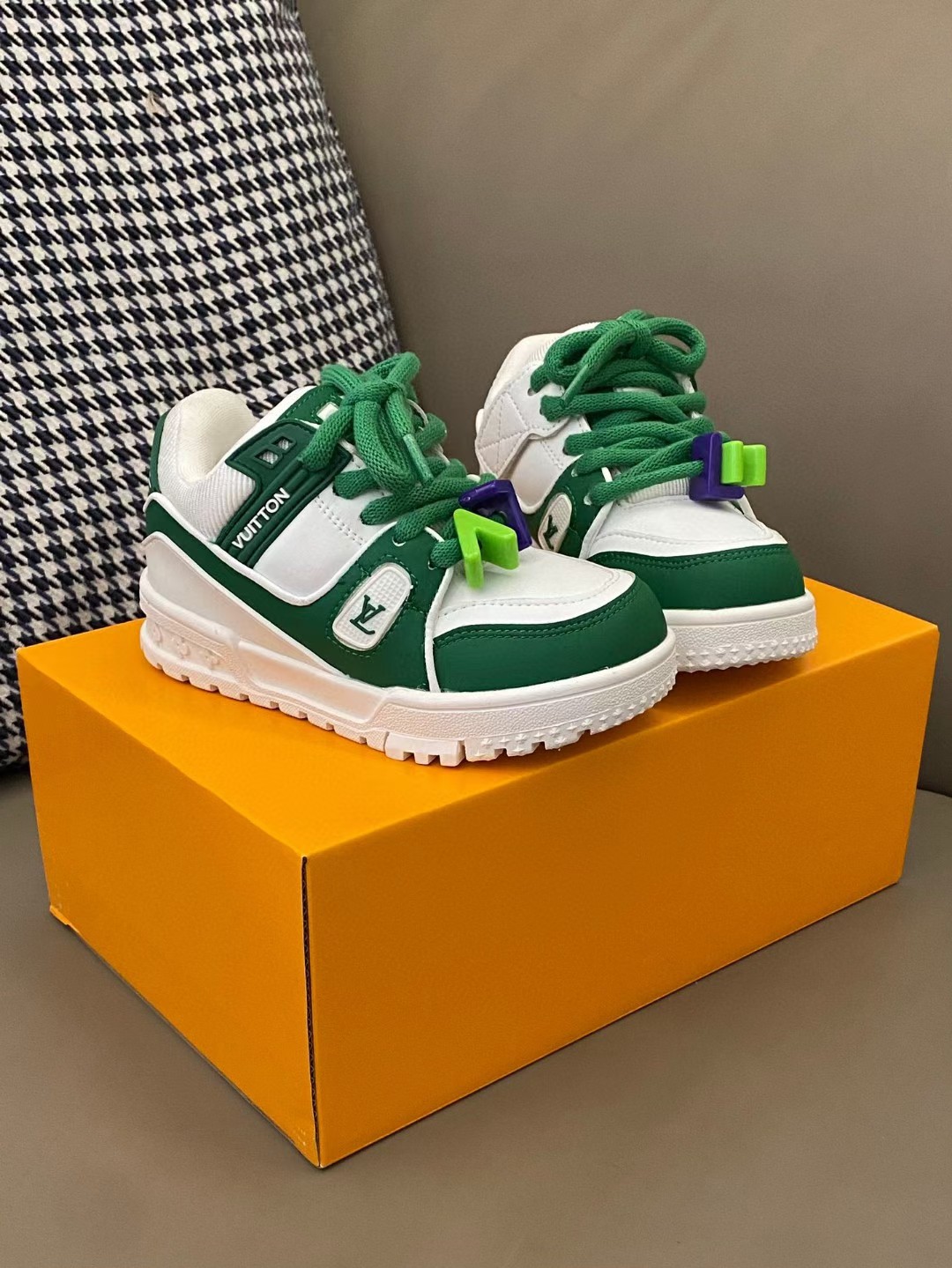 图片[5]-🌟LV 小胖丁不仅外观吸人眼球👀它的功能特点也十分吸引人🤩轻盈舒适即使长时间行走也不会感觉疲劳😎魔术贴设计方便宝贝穿脱✔️鞋底防滑耐磨🥳-选品中心