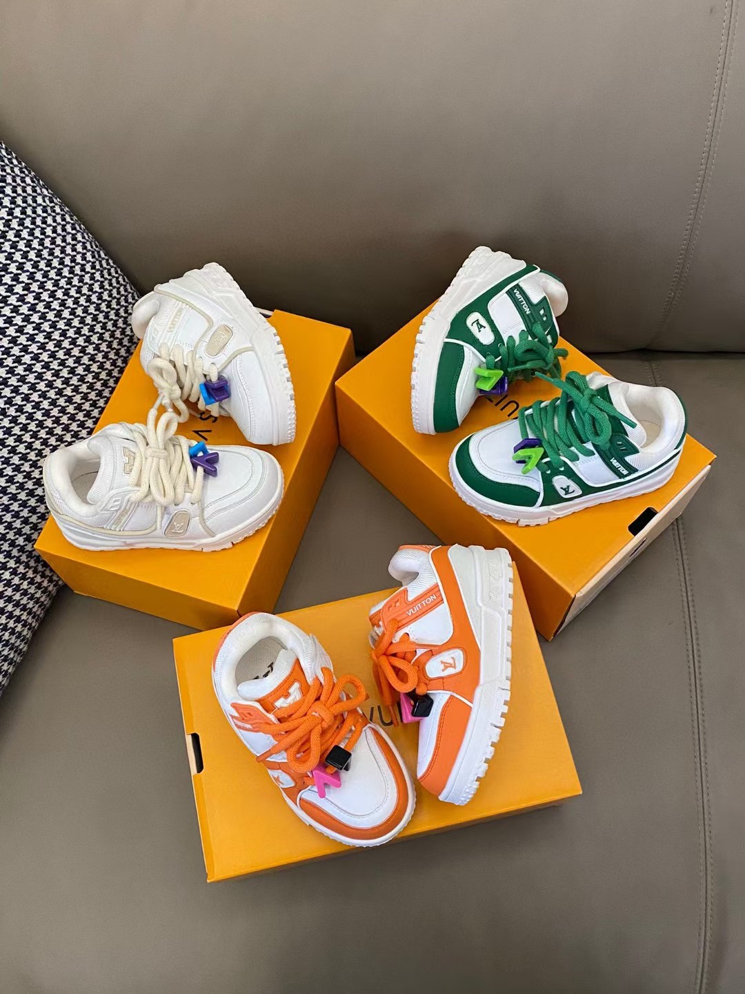 图片[2]-🌟LV 小胖丁不仅外观吸人眼球👀它的功能特点也十分吸引人🤩轻盈舒适即使长时间行走也不会感觉疲劳😎魔术贴设计方便宝贝穿脱✔️鞋底防滑耐磨🥳-选品中心