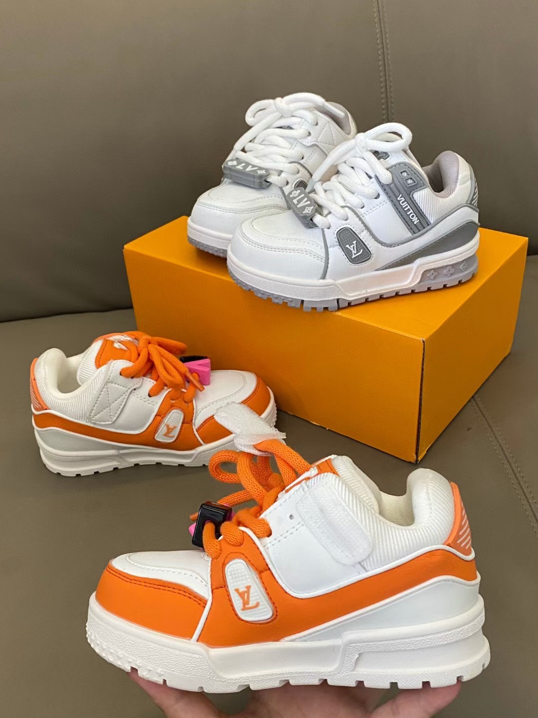 图片[3]-🌟LV 小胖丁不仅外观吸人眼球👀它的功能特点也十分吸引人🤩轻盈舒适即使长时间行走也不会感觉疲劳😎魔术贴设计方便宝贝穿脱✔️鞋底防滑耐磨🥳-选品中心