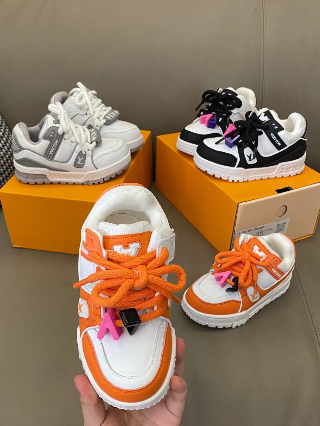 🌟LV 小胖丁不仅外观吸人眼球👀它的功能特点也十分吸引人🤩轻盈舒适即使长时间行走也不会感觉疲劳😎魔术贴设计方便宝贝穿脱✔️鞋底防滑耐磨🥳-选品中心