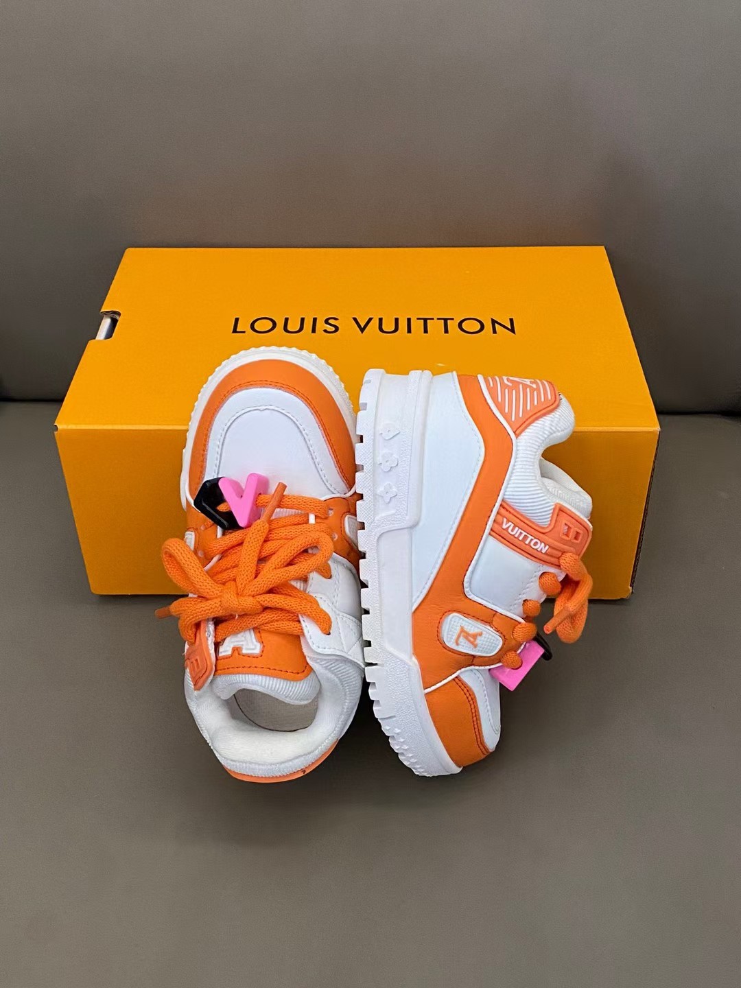 图片[6]-🌟LV 小胖丁不仅外观吸人眼球👀它的功能特点也十分吸引人🤩轻盈舒适即使长时间行走也不会感觉疲劳😎魔术贴设计方便宝贝穿脱✔️鞋底防滑耐磨🥳-选品中心