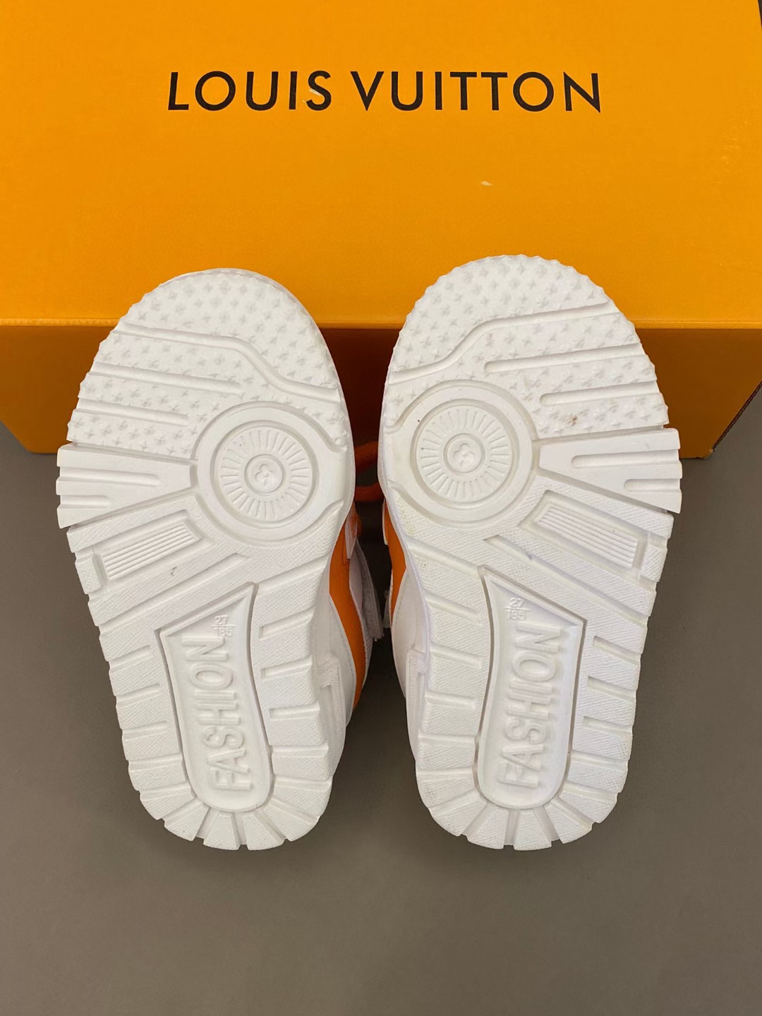 图片[8]-🌟LV 小胖丁不仅外观吸人眼球👀它的功能特点也十分吸引人🤩轻盈舒适即使长时间行走也不会感觉疲劳😎魔术贴设计方便宝贝穿脱✔️鞋底防滑耐磨🥳-选品中心