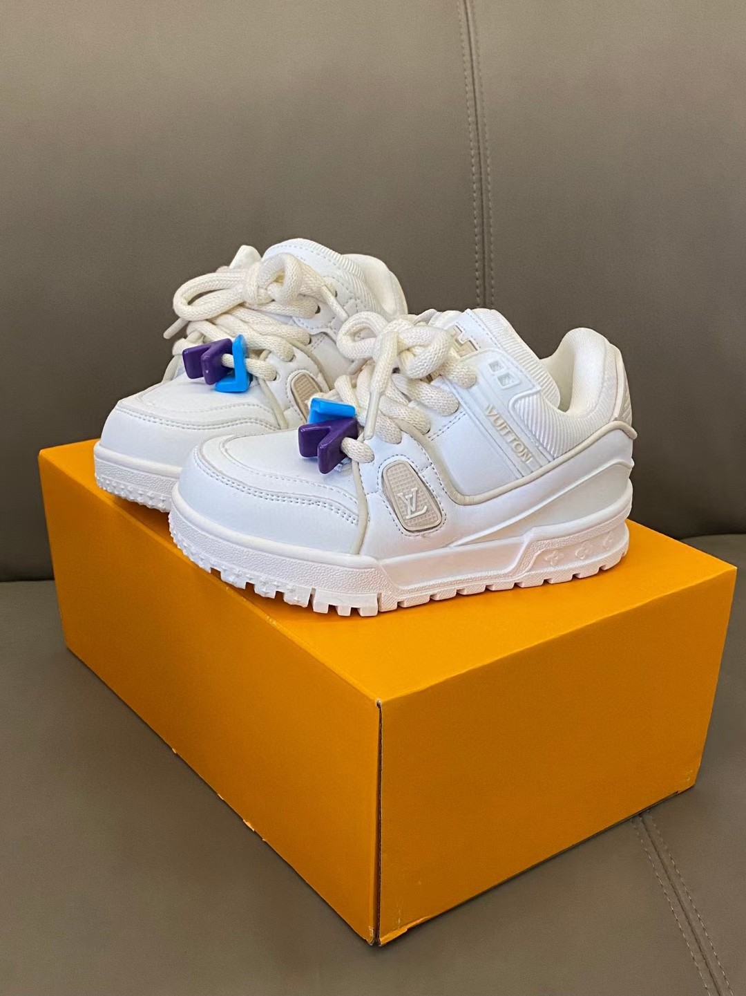 图片[7]-🌟LV 小胖丁不仅外观吸人眼球👀它的功能特点也十分吸引人🤩轻盈舒适即使长时间行走也不会感觉疲劳😎魔术贴设计方便宝贝穿脱✔️鞋底防滑耐磨🥳-选品中心