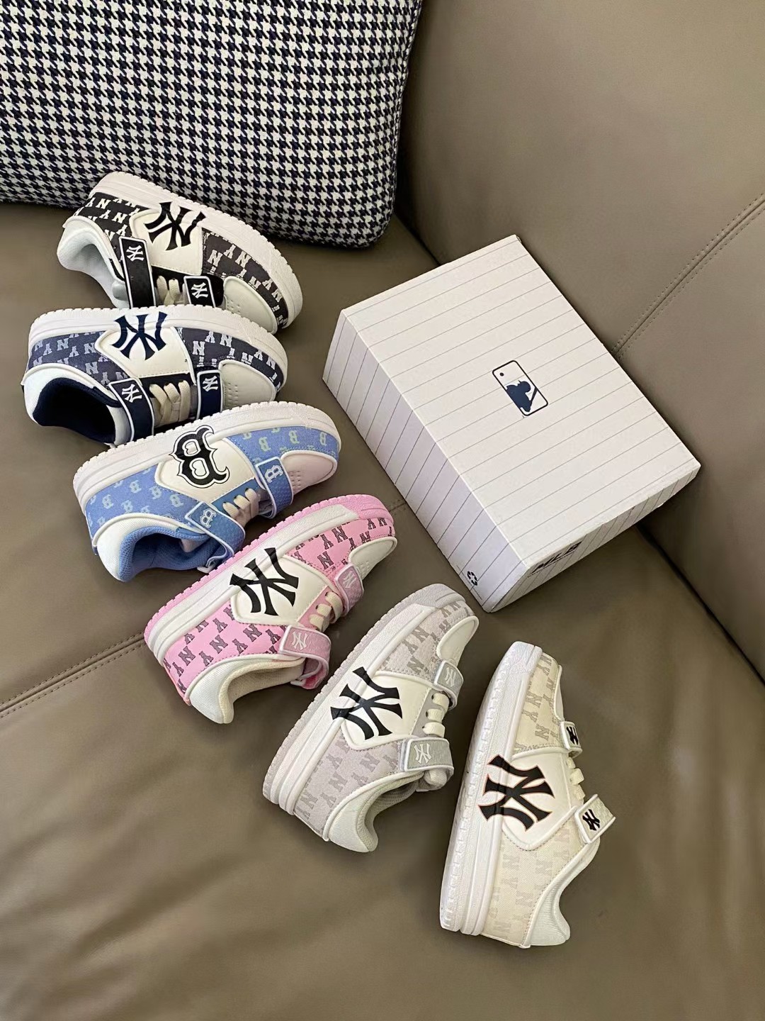 图片[2]-MLB这双板鞋真是很有奢侈品的风范😻牛仔布上的满印辨识度满满👻而且魔术贴和鞋舌标上也是有凸起来的印花😘细节满满，整双鞋子超级透气💨穿脱也方便🥳尺码：26-37-选品中心