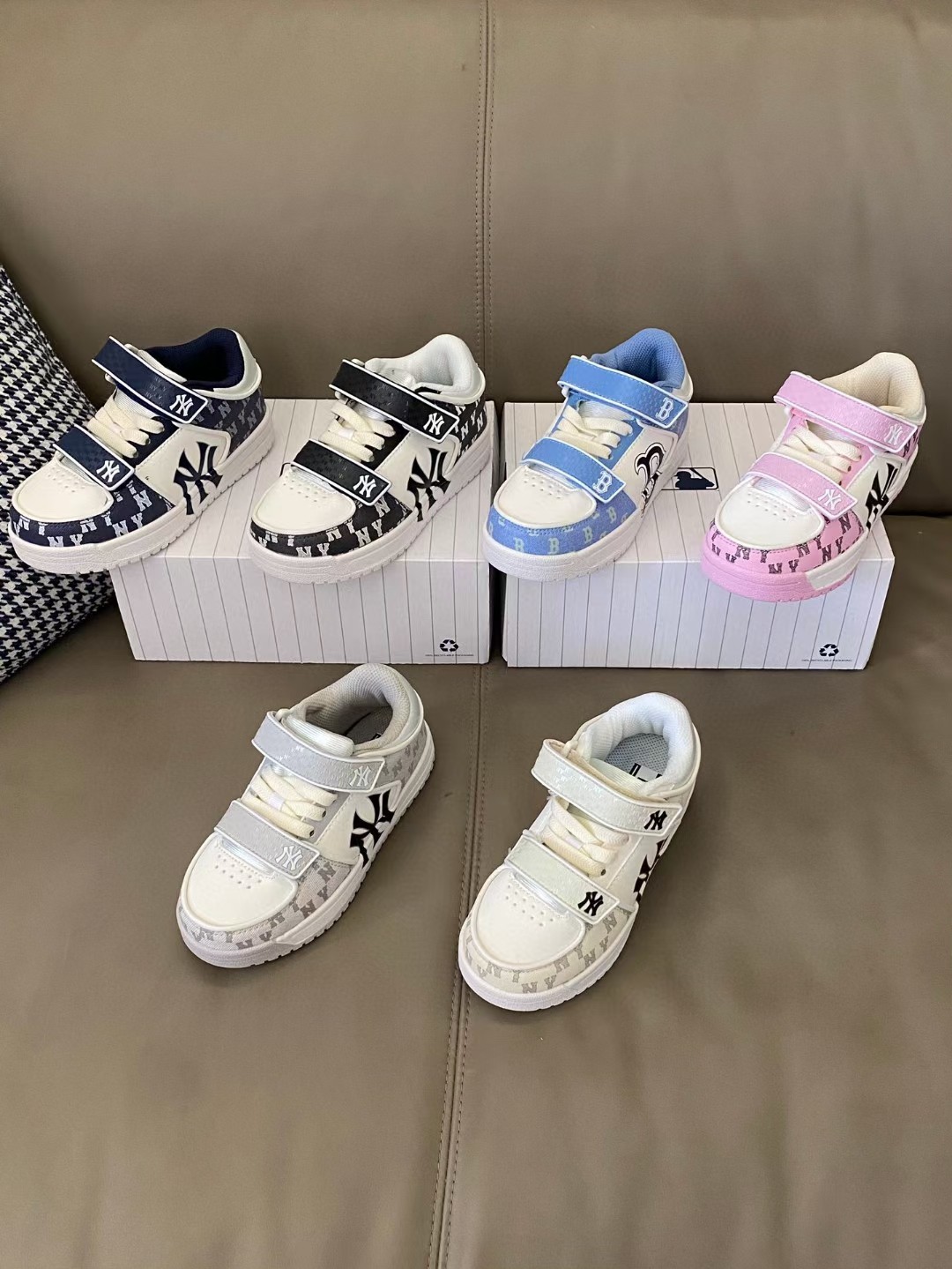 MLB这双板鞋真是很有奢侈品的风范😻牛仔布上的满印辨识度满满👻而且魔术贴和鞋舌标上也是有凸起来的印花😘细节满满，整双鞋子超级透气💨穿脱也方便🥳尺码：26-37-选品中心