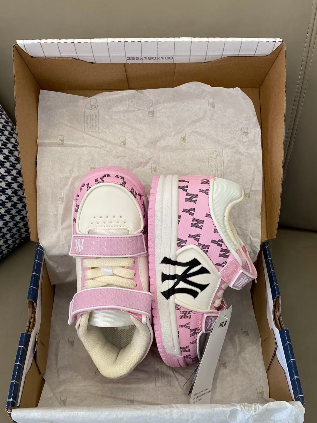 图片[6]-MLB这双板鞋真是很有奢侈品的风范😻牛仔布上的满印辨识度满满👻而且魔术贴和鞋舌标上也是有凸起来的印花😘细节满满，整双鞋子超级透气💨穿脱也方便🥳尺码：26-37-选品中心