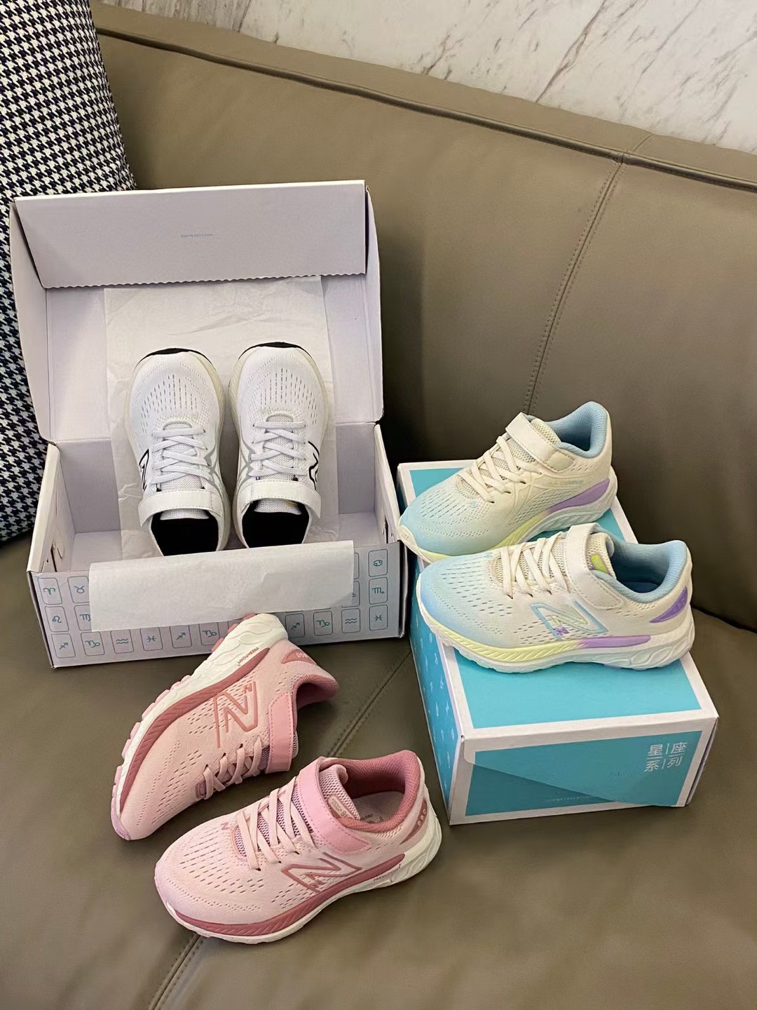 原图直出🌟 NB 魔术贴儿童运动鞋采用魔术贴设计穿脱方便👻内里柔软舒适～清爽透气💨鞋底防滑耐磨✔️非常的软弹🌟脚感超级奈斯👍🏻-选品中心